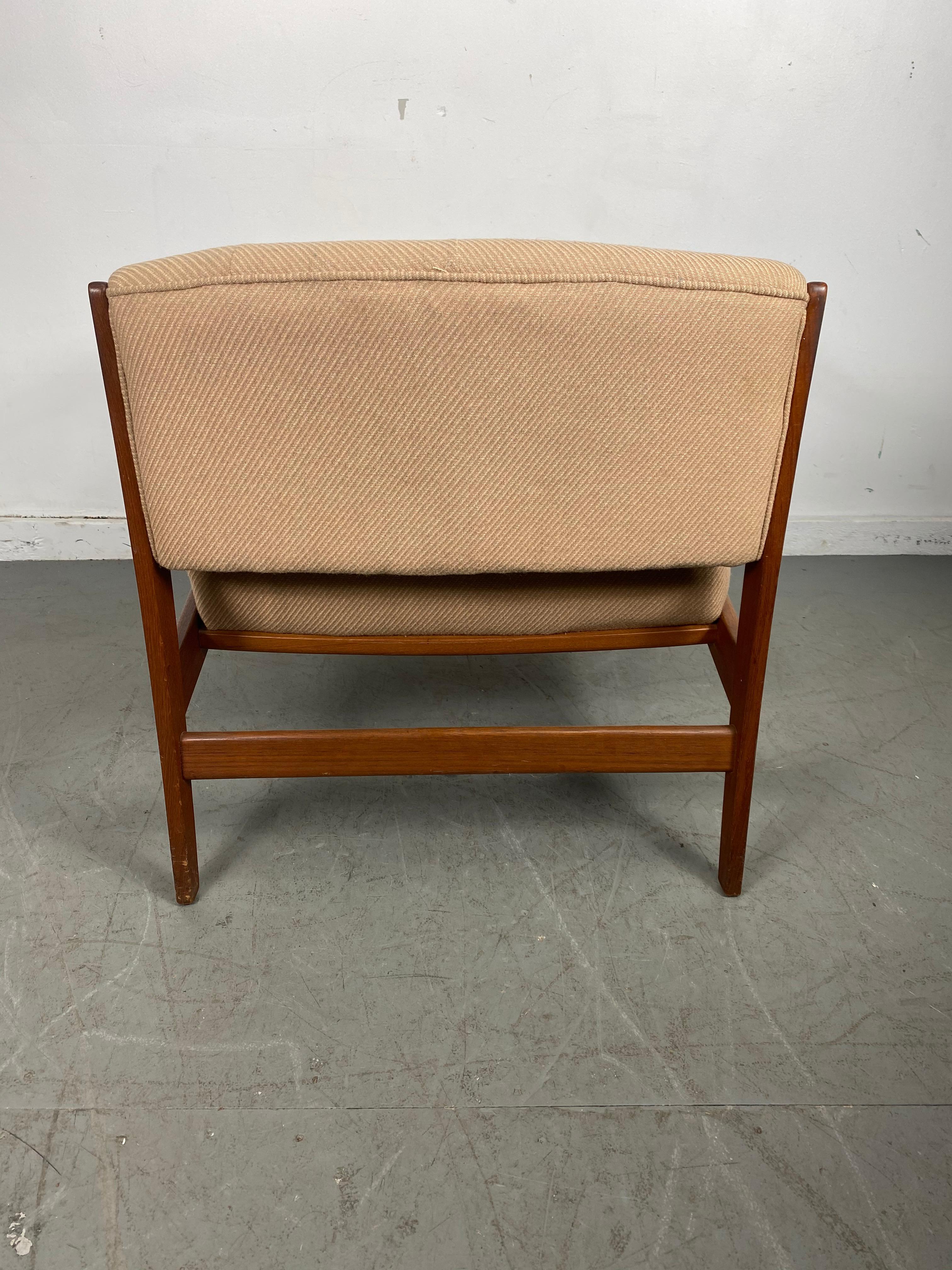 Klassischer skandinavisch-moderner Loungesessel aus Nussbaumholz von Dux, Sweden im Zustand „Gut“ im Angebot in Buffalo, NY