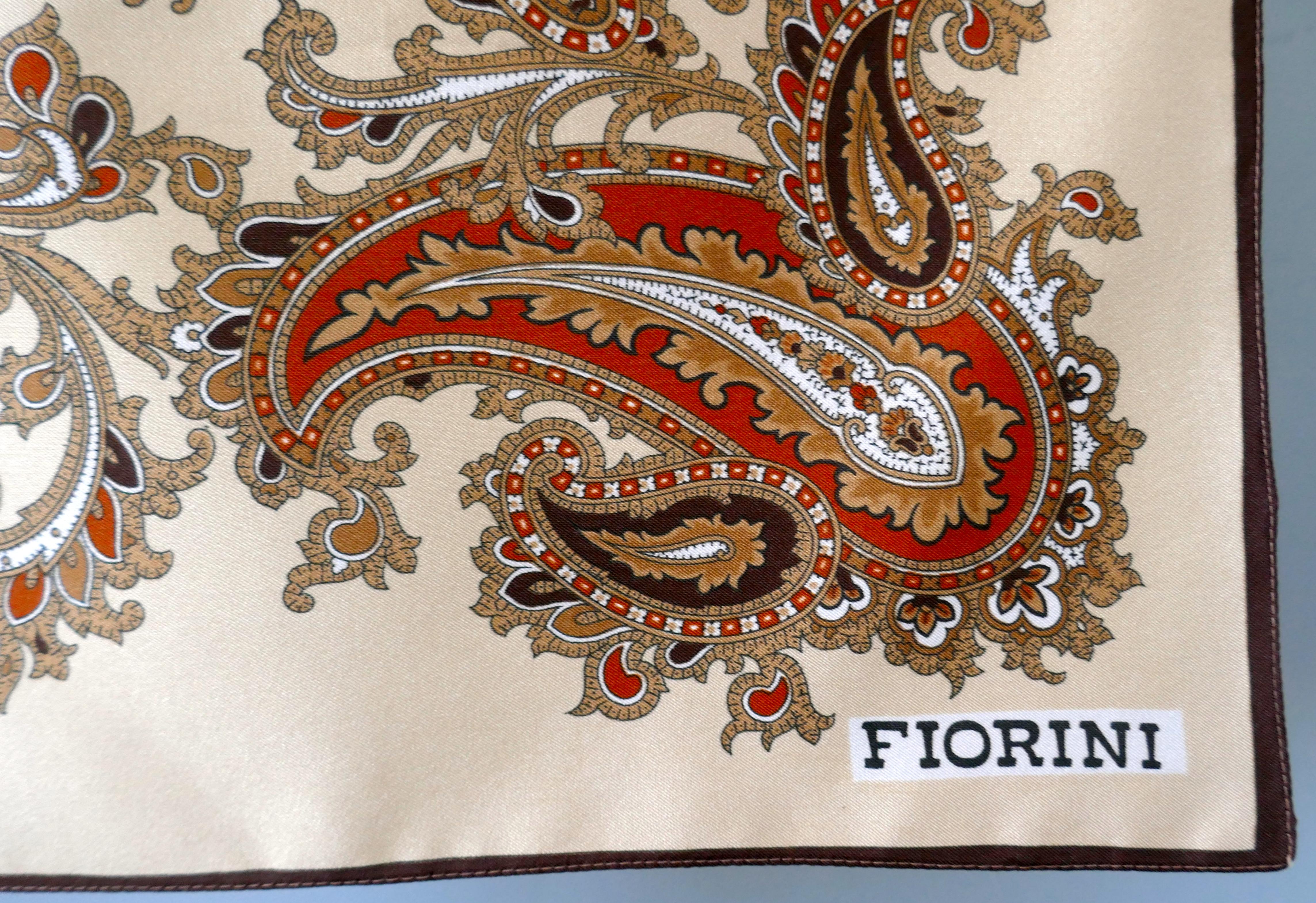 Klassischer klassischer Schal mit modernem und traditionellem Paisleymuster  Von Fiorini entworfenes Design für Damen oder Herren im Angebot