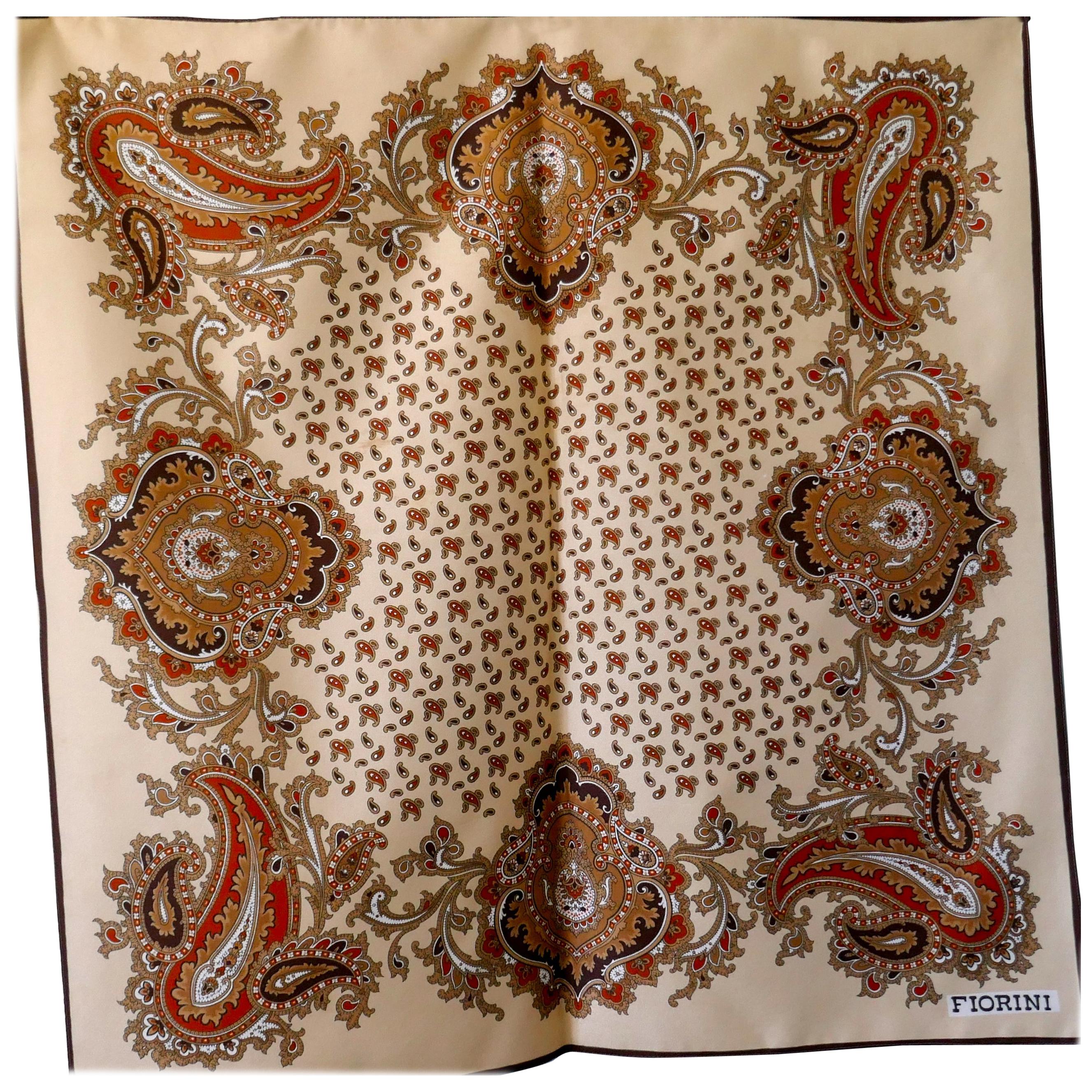 Klassischer klassischer Schal mit modernem und traditionellem Paisleymuster  Von Fiorini entworfenes Design im Angebot