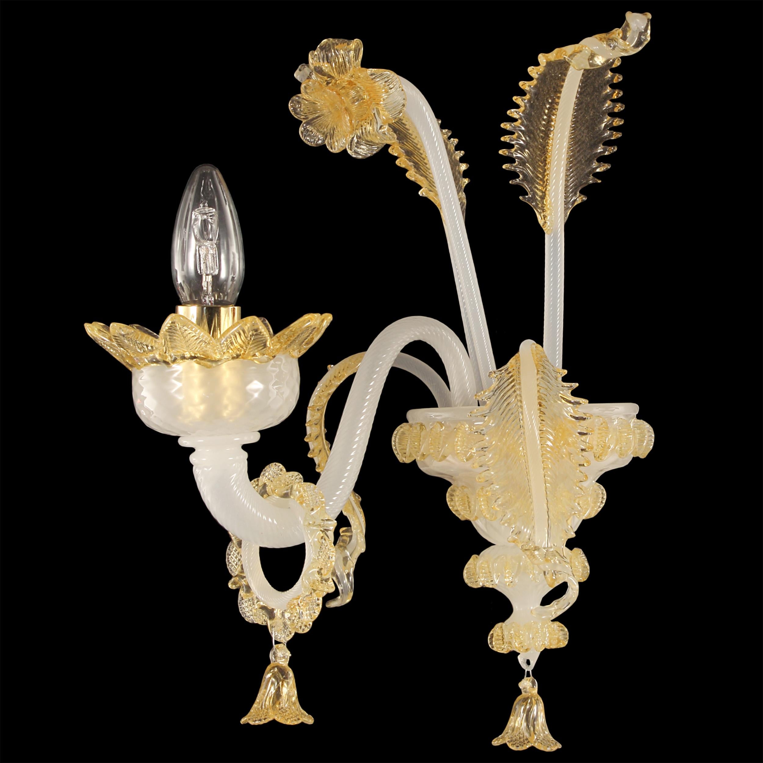 Sconce classiche a 1 braccio in vetro di Murano bianco seta con dettagli e anelli in ambra di Multiforme.
 V-Classic 800 è una collezione progettata con attenzione ai dettagli e con la passione che ci contraddistingue. Ogni prodotto (dai lampadari