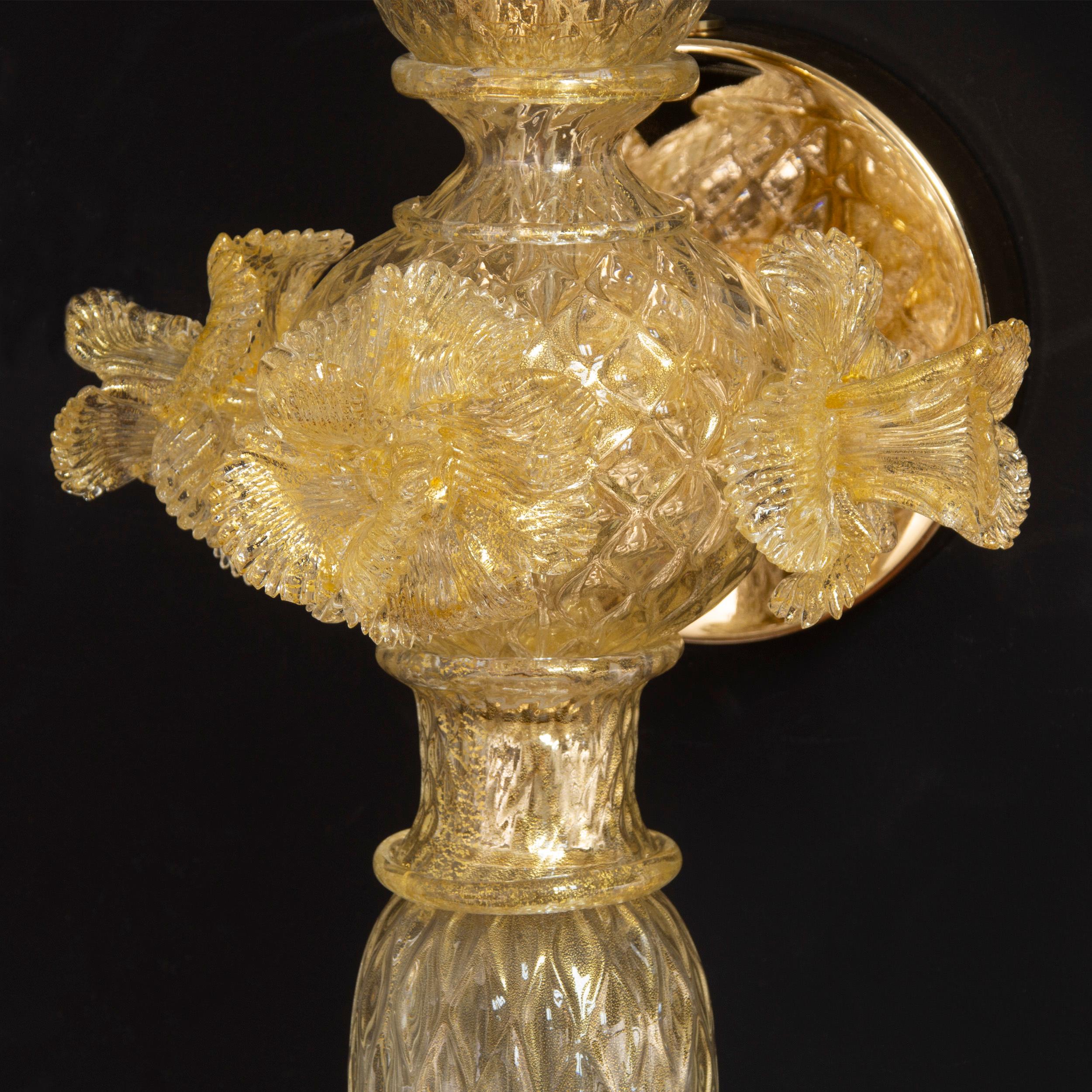 Altro Set di 2 sculture classiche in vetro di Murano trasparente e dorato con fiori di Multiforme in vendita