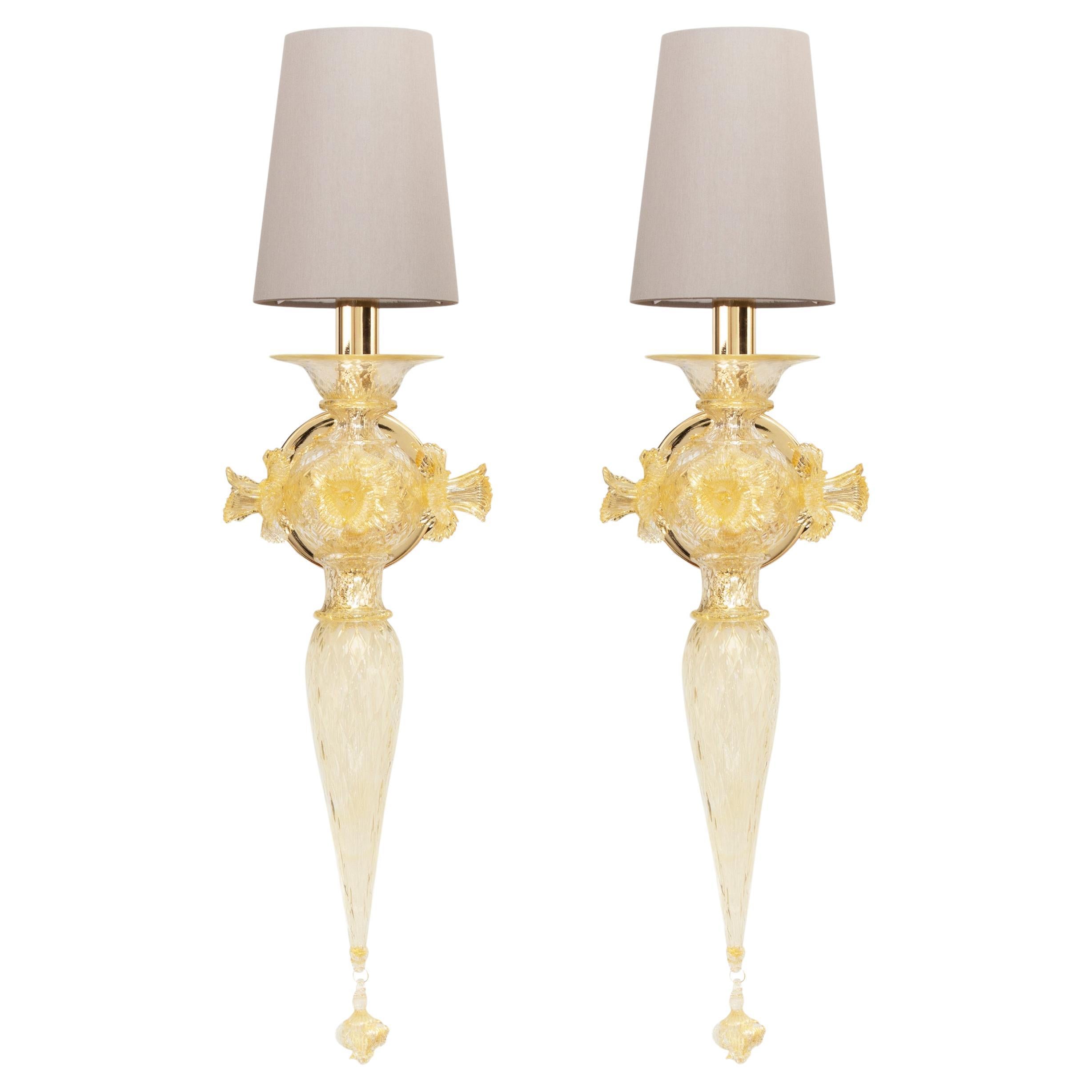 Set di 2 sculture classiche in vetro di Murano trasparente e dorato con fiori di Multiforme in vendita