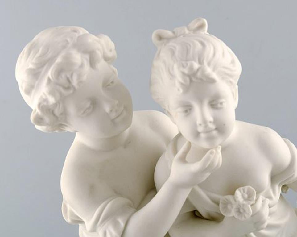 Klassische klassische Skulptur aus Biskuit auf Sockel, Gustafsberg, datiert 1910, Geschwister im Zustand „Hervorragend“ im Angebot in Copenhagen, DK