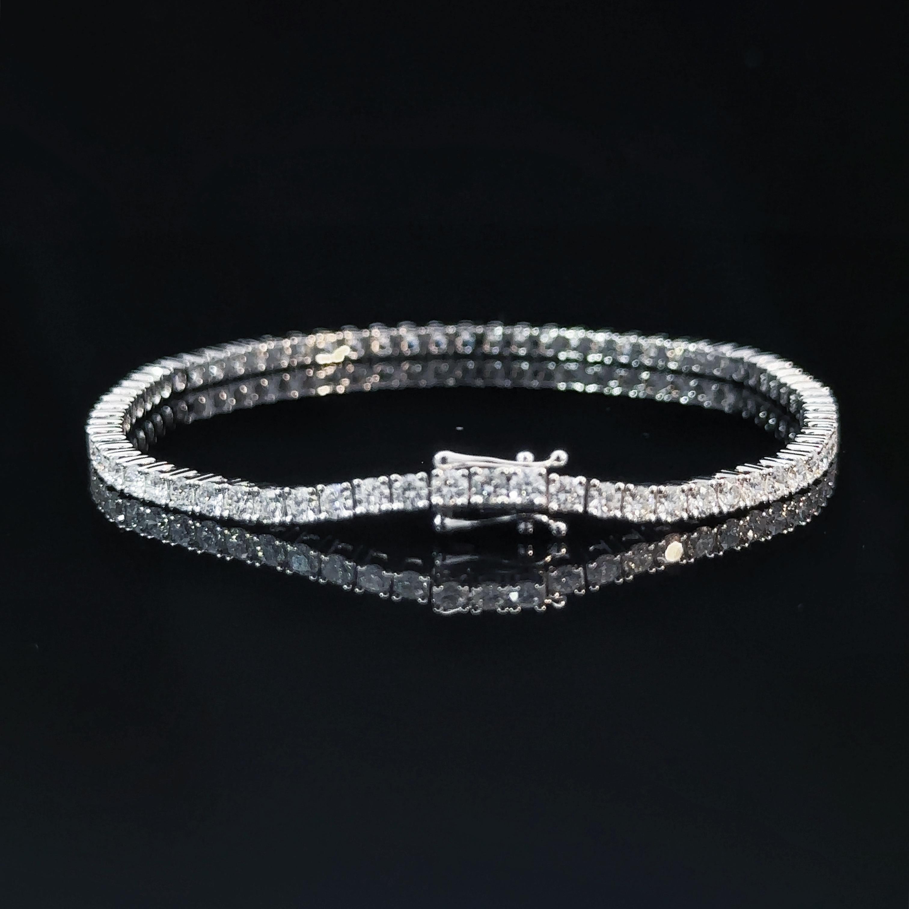 Classic Seamless Round Brilliant Diamond Tennis Bracelet, 3 Carats in 18k In New Condition For Sale In London, GB