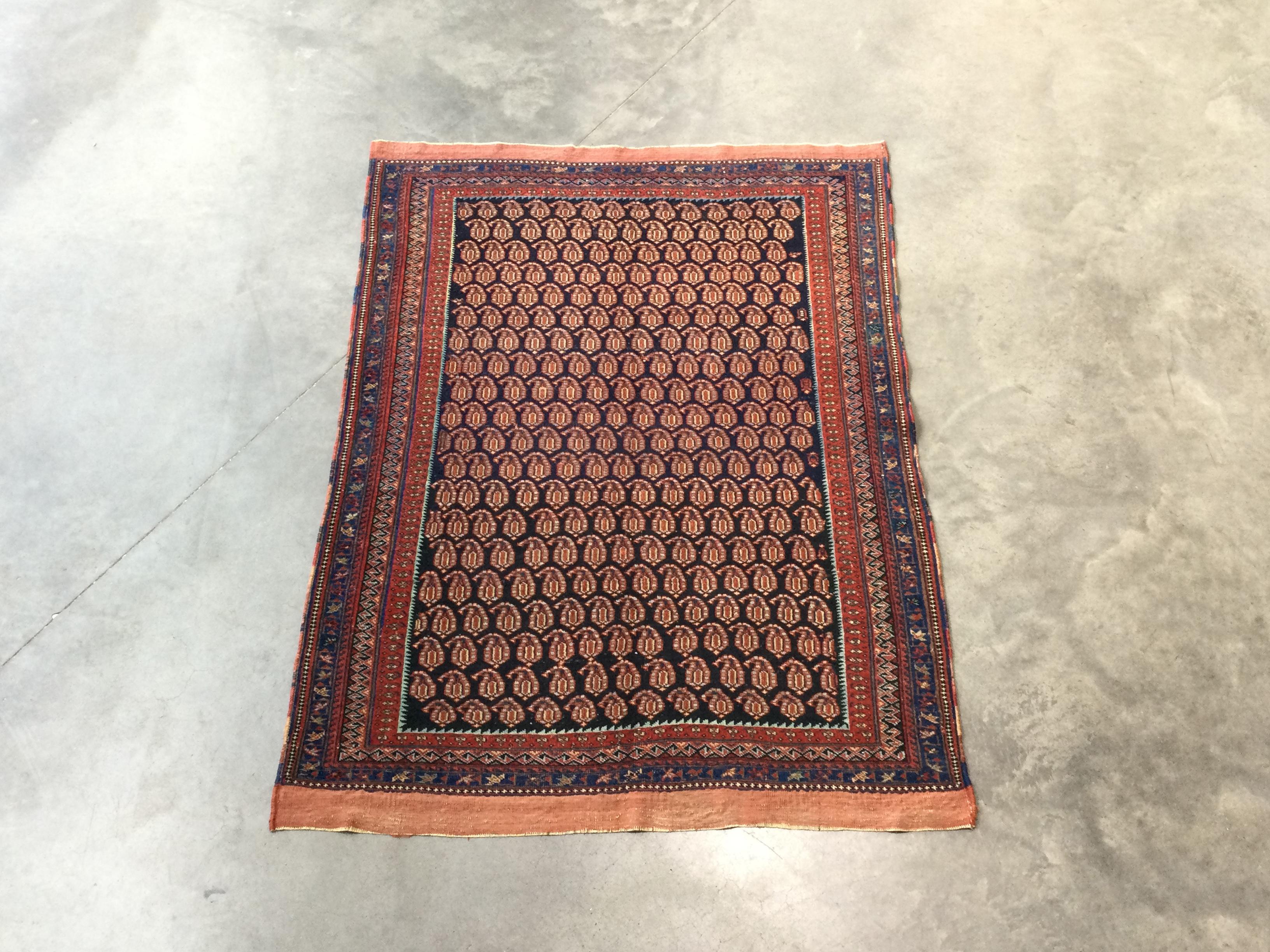 Small size Senneh rug. Bothe Design. Measurements 1.65x 1.25 m.
 - Excellent work on an extremely fine knotted piece.
 - Small, interlocking design throughout the central field of great decorative richness.
 - It is a rug that is ideal for an office