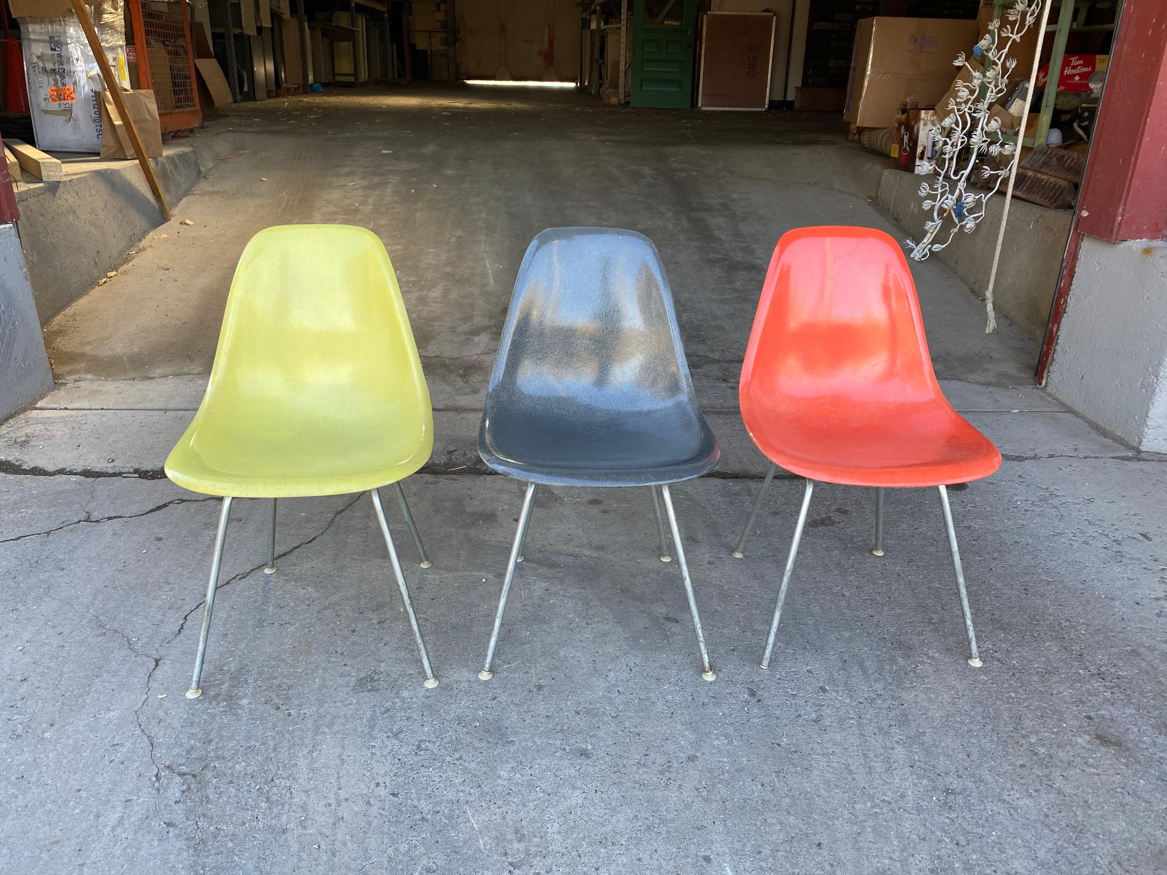 Klassisches klassisches 4er-Set Charles Eames Fiberglasschaukelstühle / Beistellstühle 1950er Herman Miller (amerikanisch)