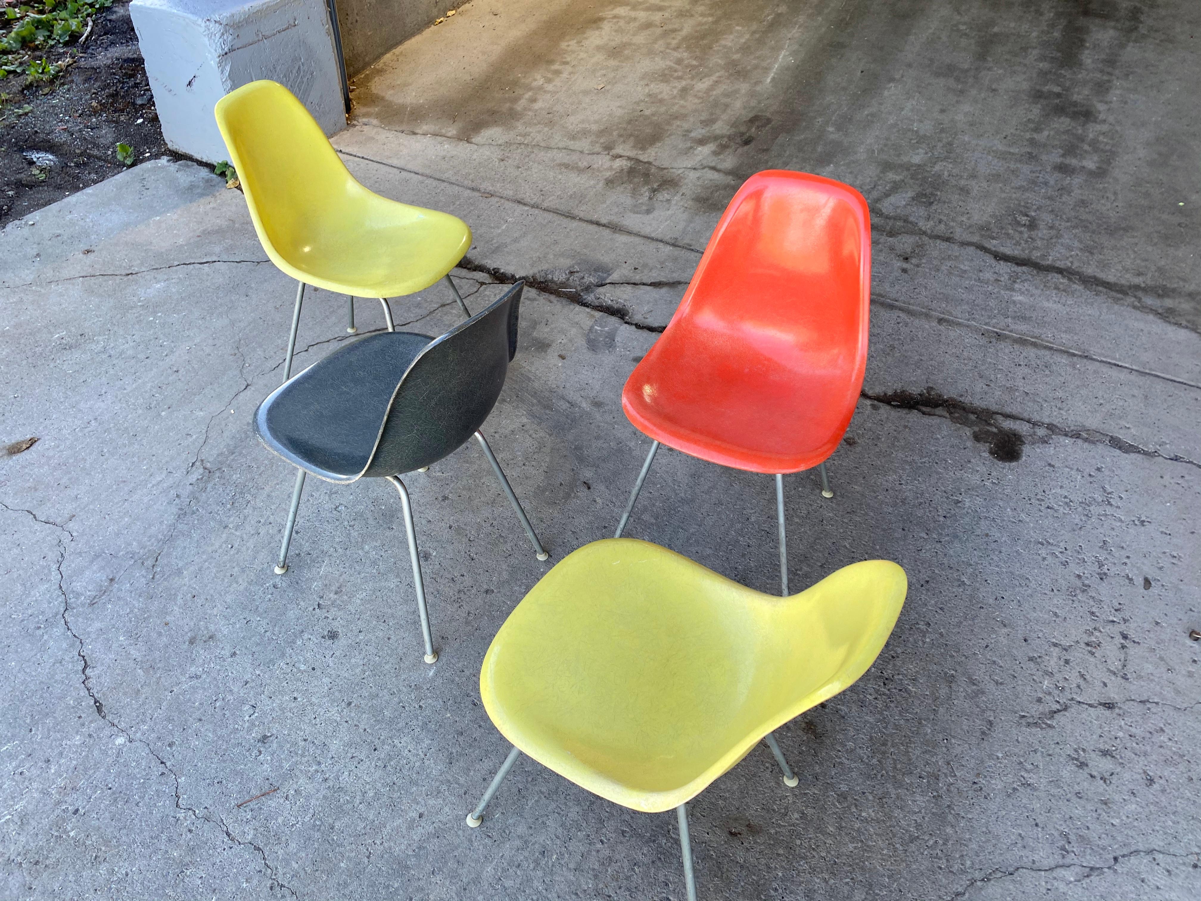 Classic Set of 4 Charles Eames Fiberglass Scoop /Side Chairs 1950s Herman Miller In Good Condition In Buffalo, NY