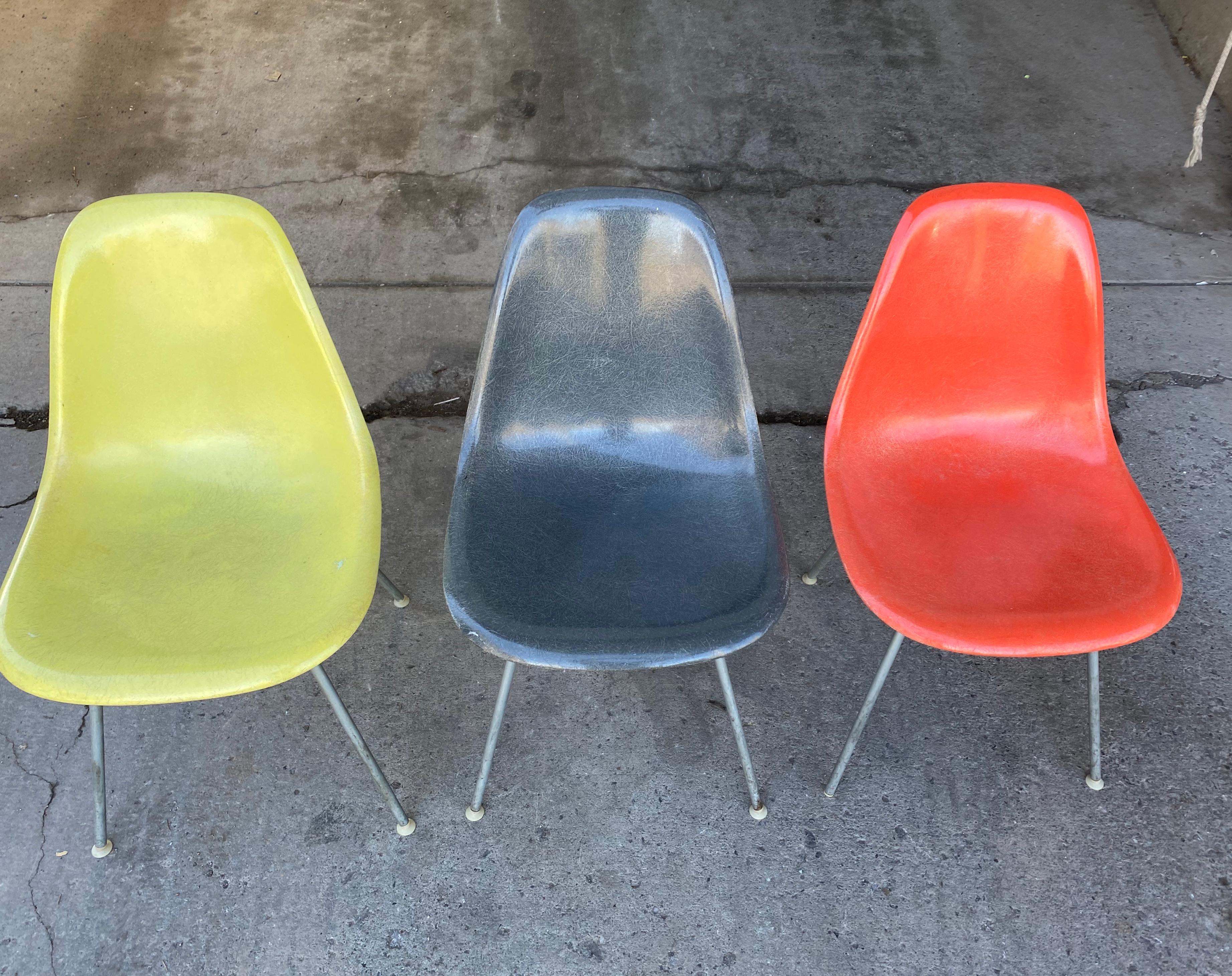 Mid-20th Century Classic Set of 4 Charles Eames Fiberglass Scoop /Side Chairs 1950s Herman Miller