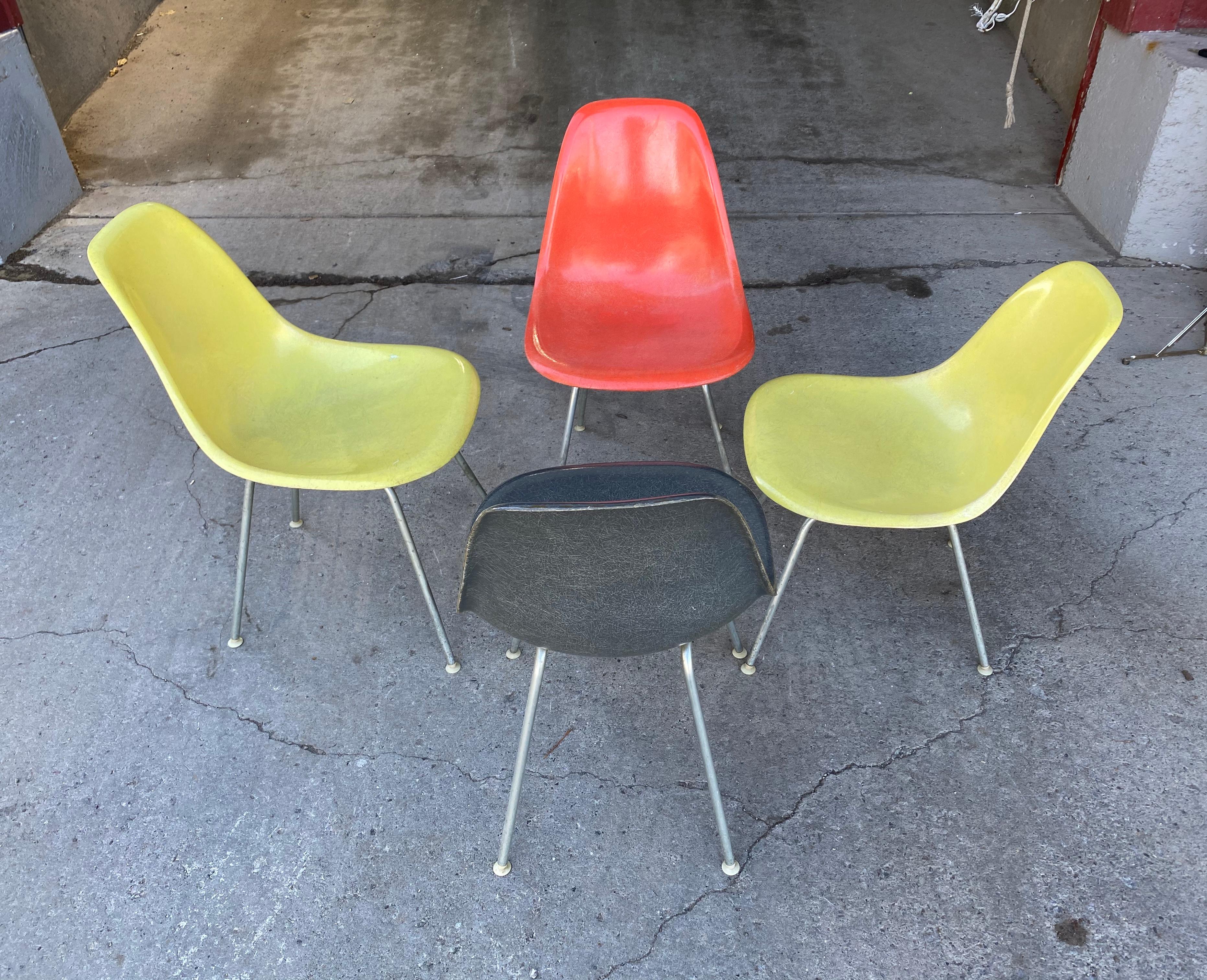 Metal Classic Set of 4 Charles Eames Fiberglass Scoop /Side Chairs 1950s Herman Miller