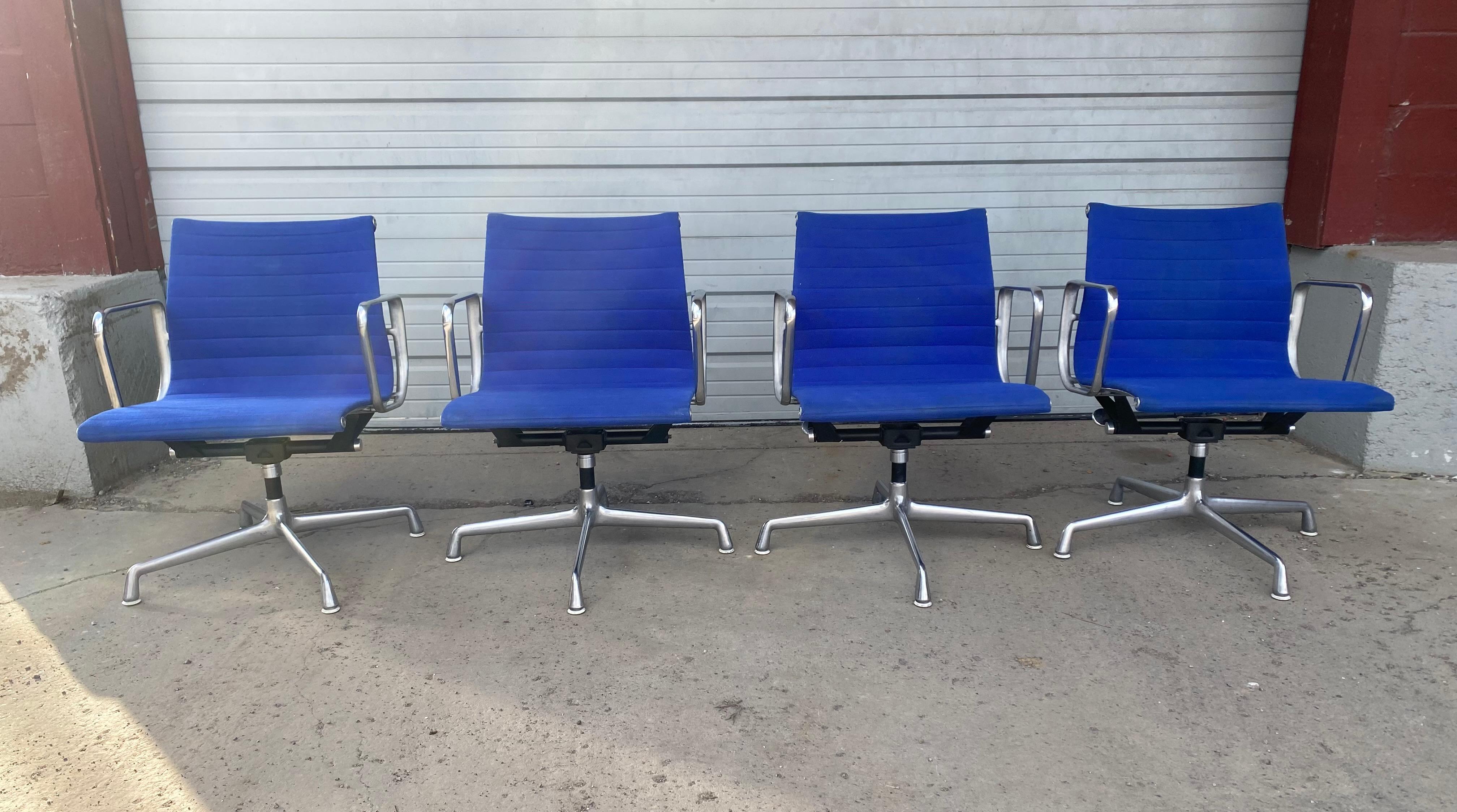 Classic Set 4 Vintage Eames Aluminum Group Armchairs / Herman Miller In Good Condition In Buffalo, NY