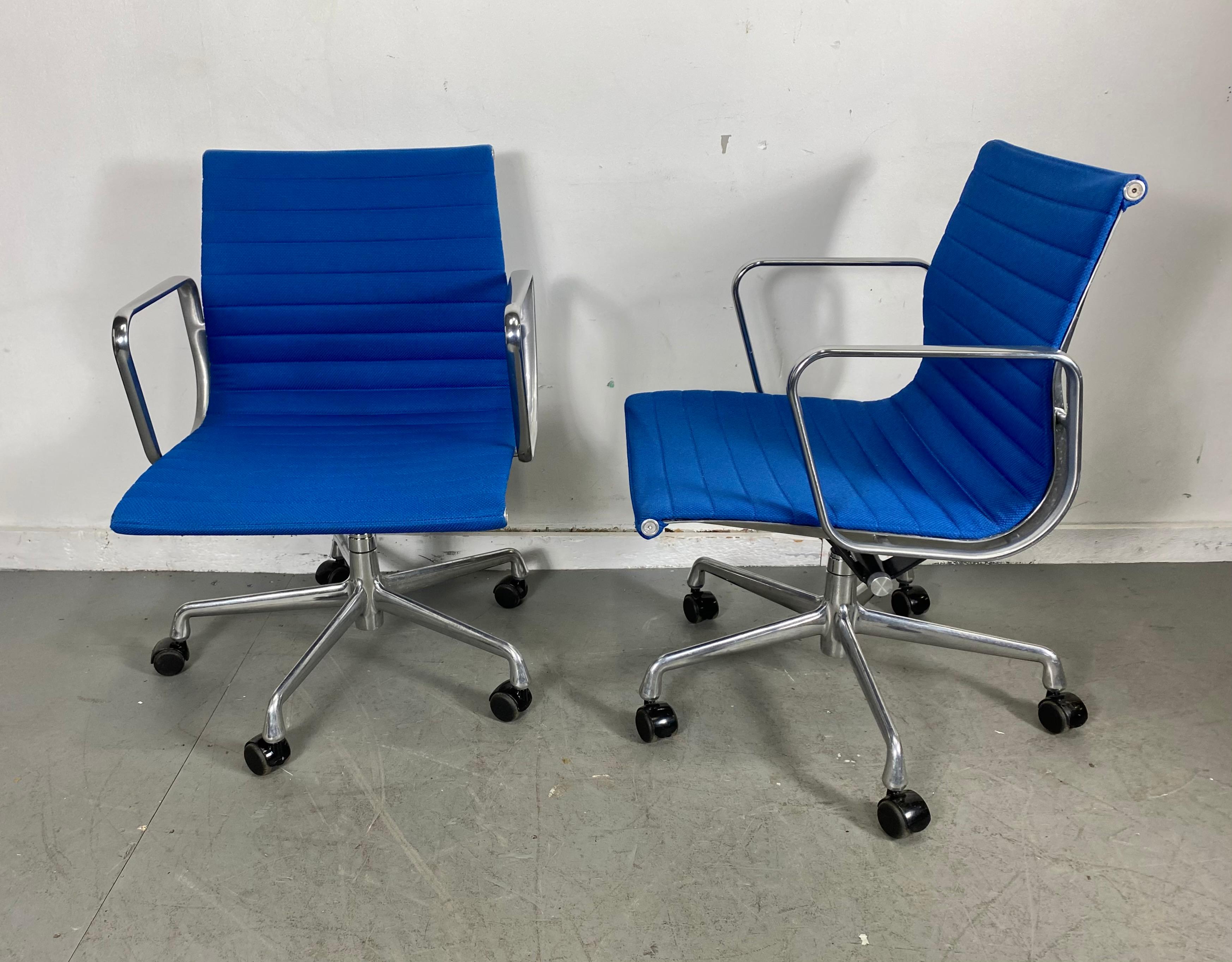 Great set of 6 adjustable arm chairs on castors. Aluminum Group, designed by Charles and Ray Eames manufactured by Herman Miller, Amazing electric blue wool fabric, featuring adjustable height, tilt, 360% swivel, would be amazing dining room,