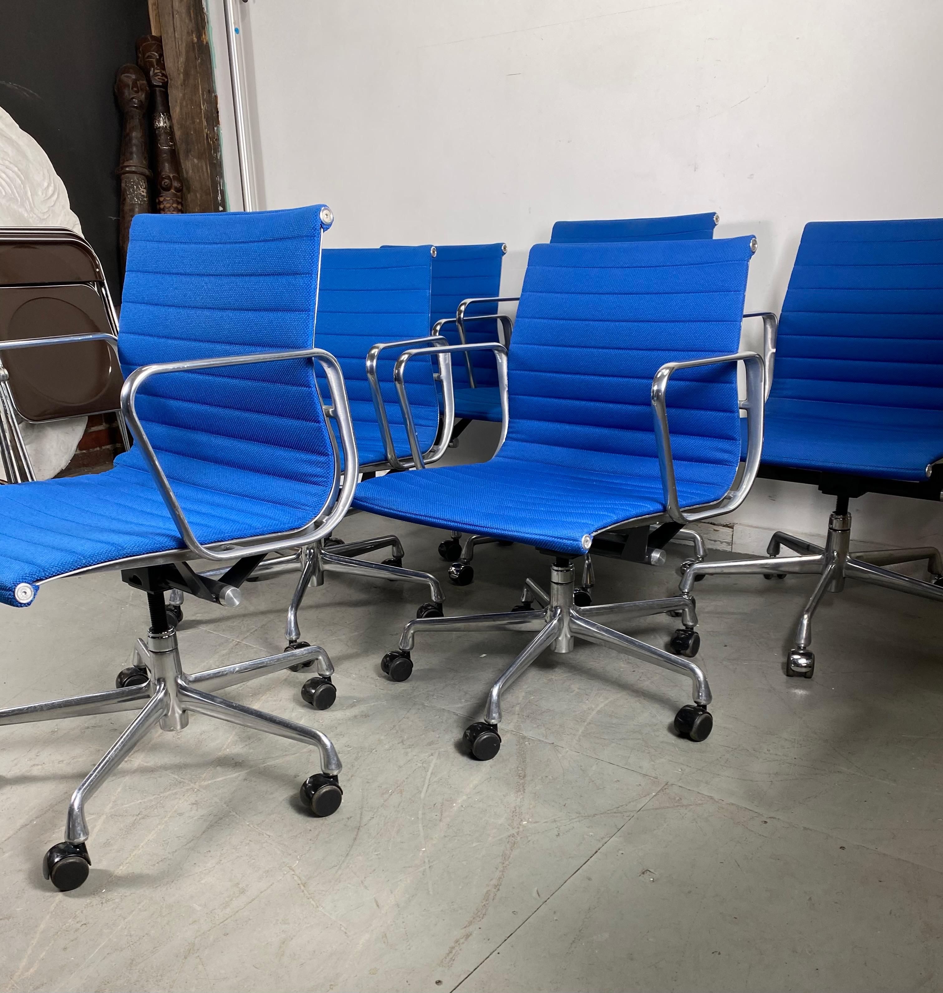 Classic 6 Aluminum Group Chairs, Charles Eames / Herman Miller Tilt, Swivel, Set In Good Condition In Buffalo, NY