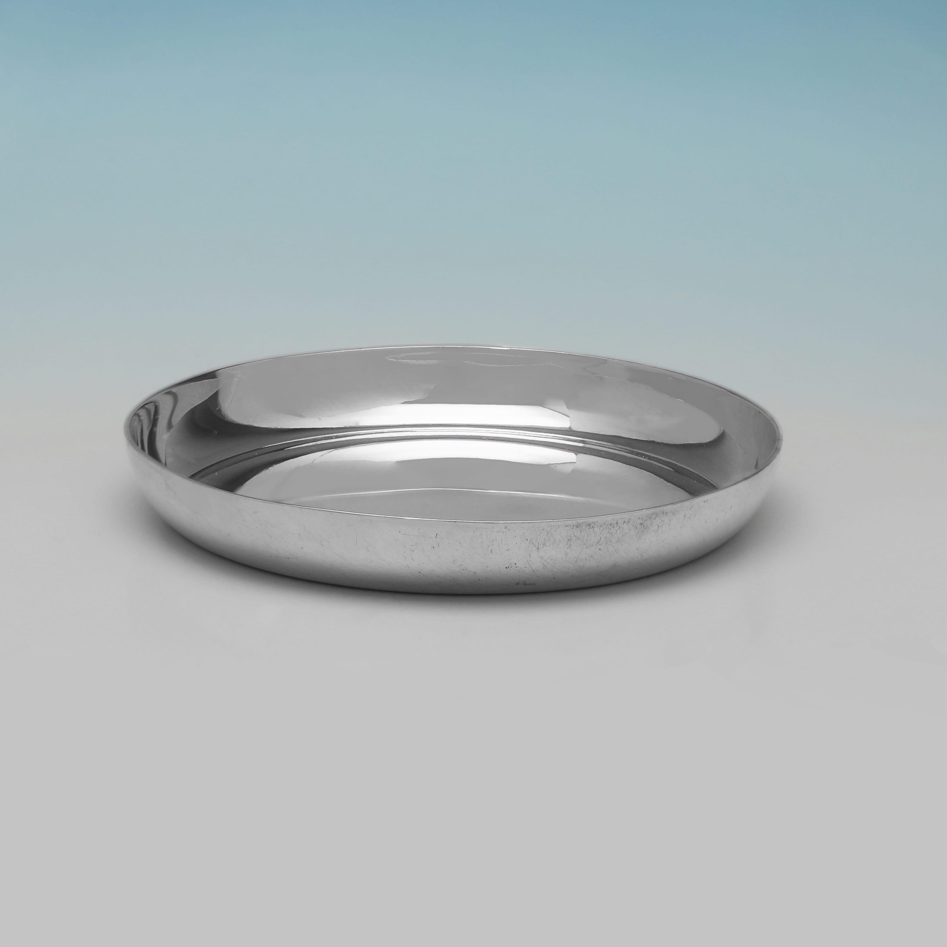 Classic Set of 12 Sterling Silver Coasters by Carrington & Co., 1937 (Englisch) im Angebot