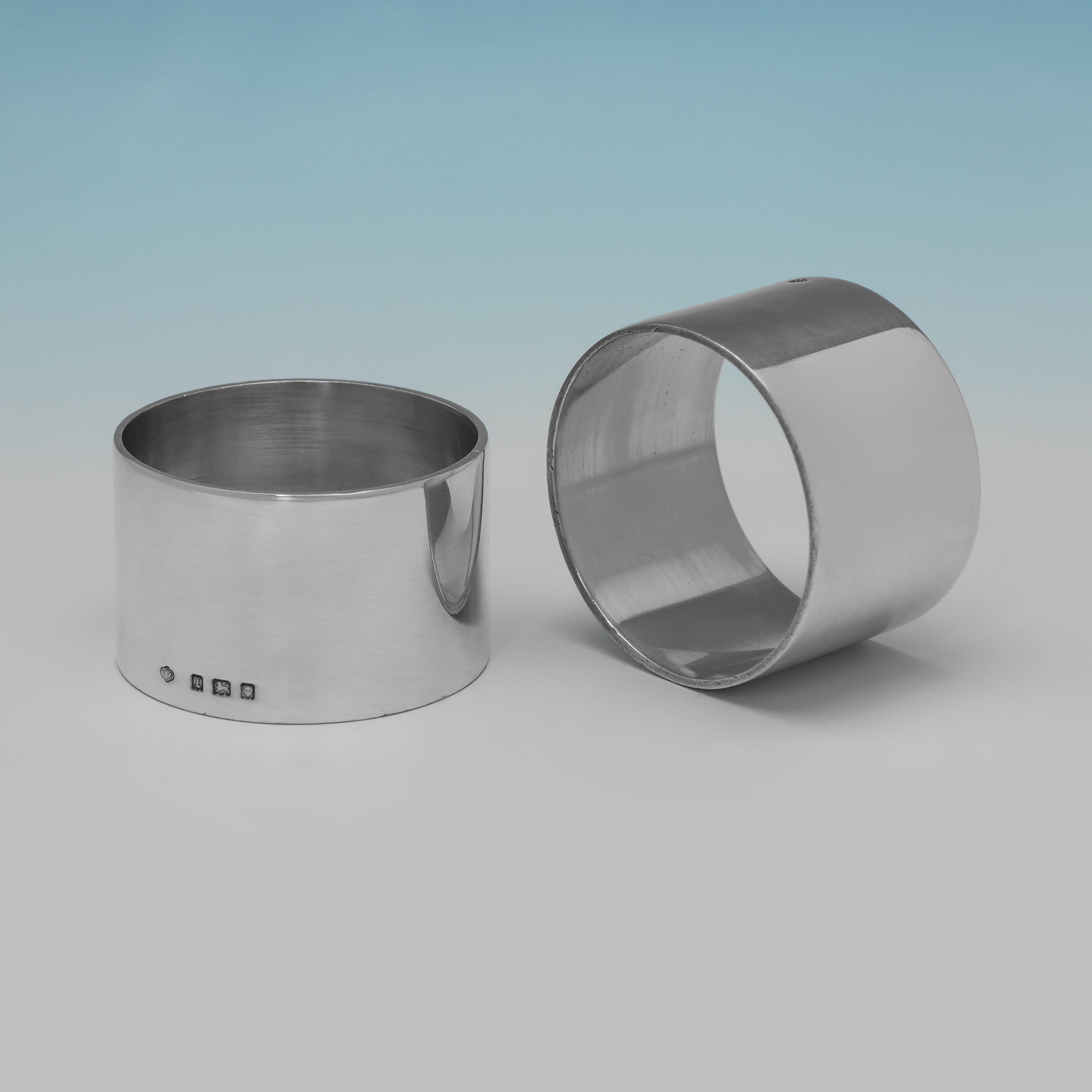 Con il marchio di garanzia di Londra del 1926 di Forms and Surfaces, questo intramontabile set di 18 portatovaglioli in argento sterling di V.I.I. ha una forma semplice e cilindrica con una superficie lucida. Ogni portatovagliolo misura 1