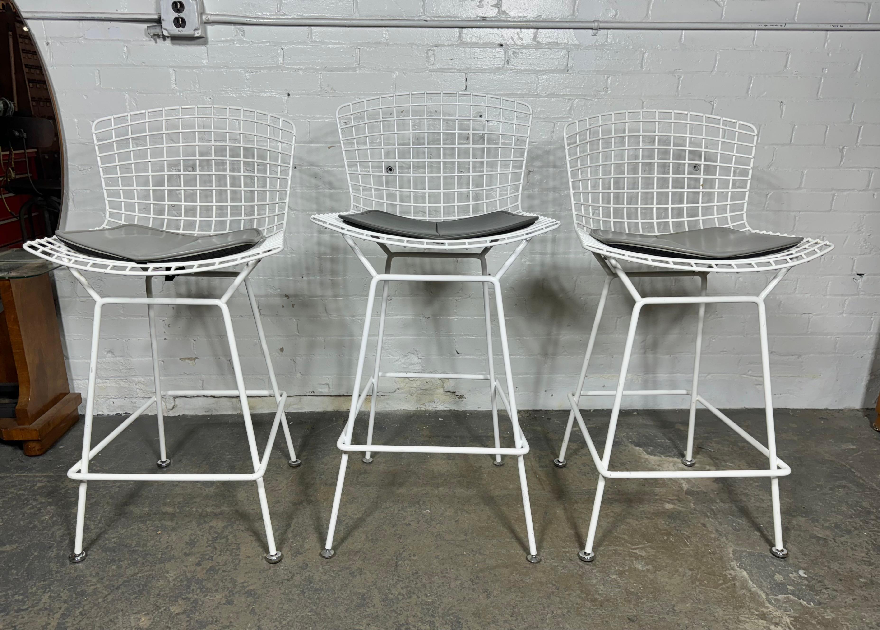 Classic Set of 3 Modernist  Bar/ counter  Stools by Harry Bertoia for Knoll For Sale 3