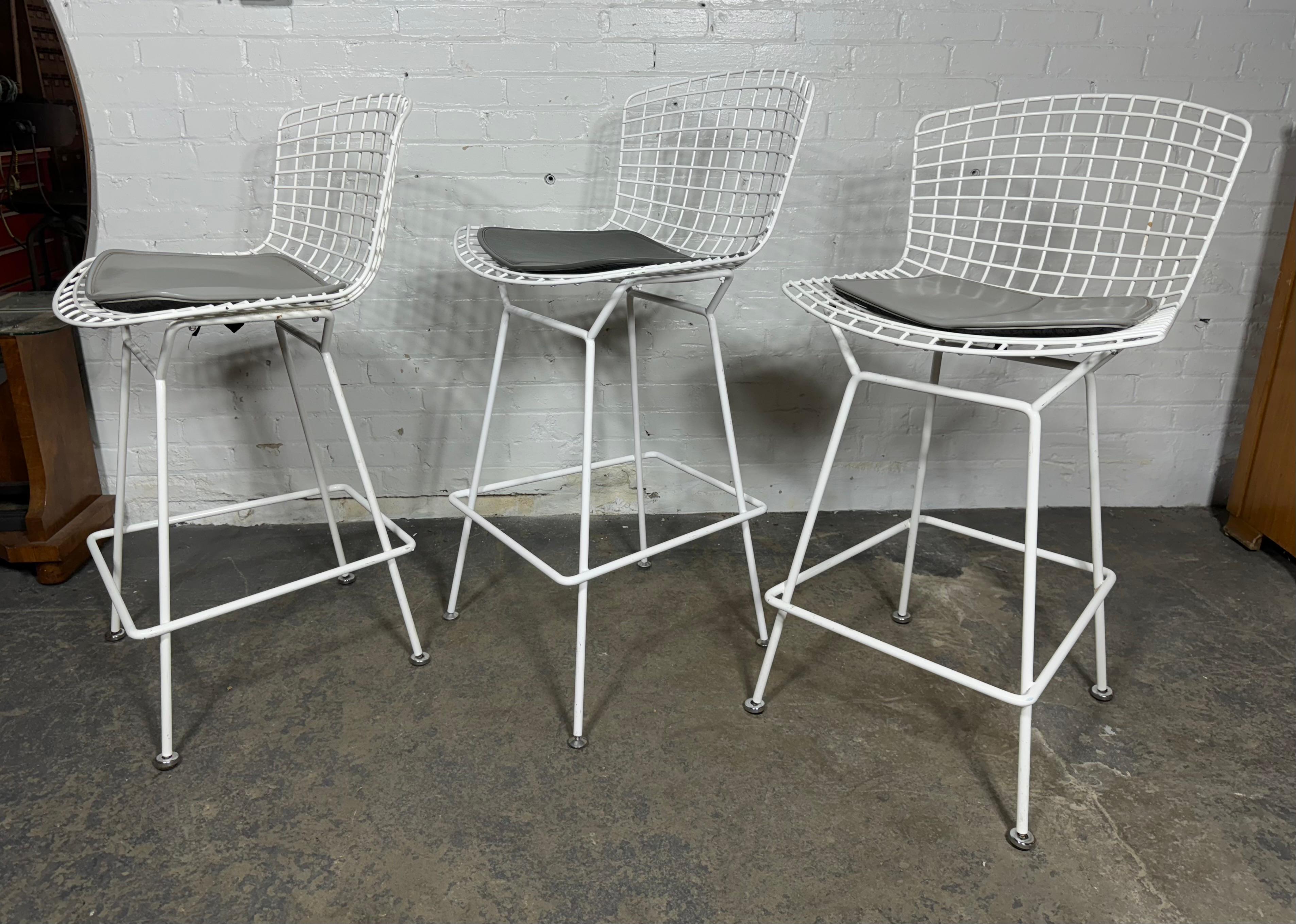 Classic Set of 3 Modernist  Bar/ counter  Stools by Harry Bertoia for Knoll In Good Condition For Sale In Buffalo, NY