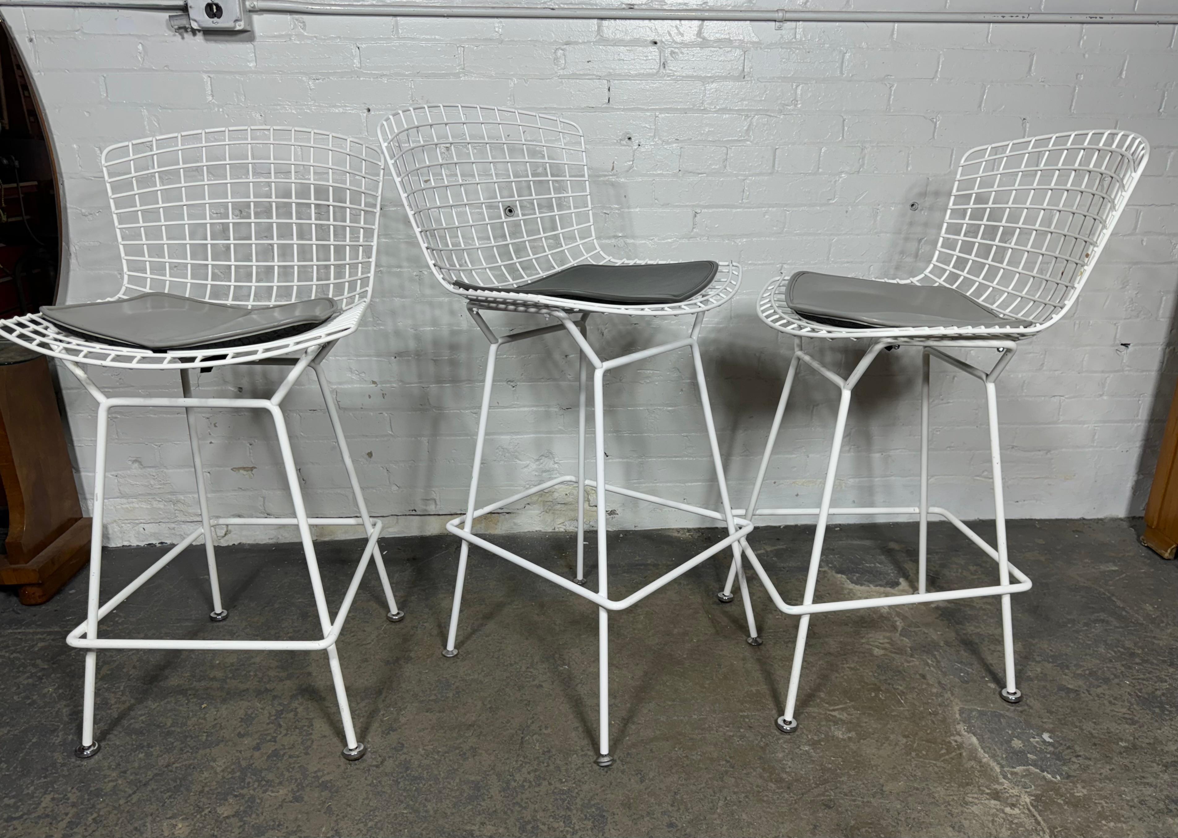 Classic Set of 3 Modernist  Bar/ counter  Stools by Harry Bertoia for Knoll For Sale 1
