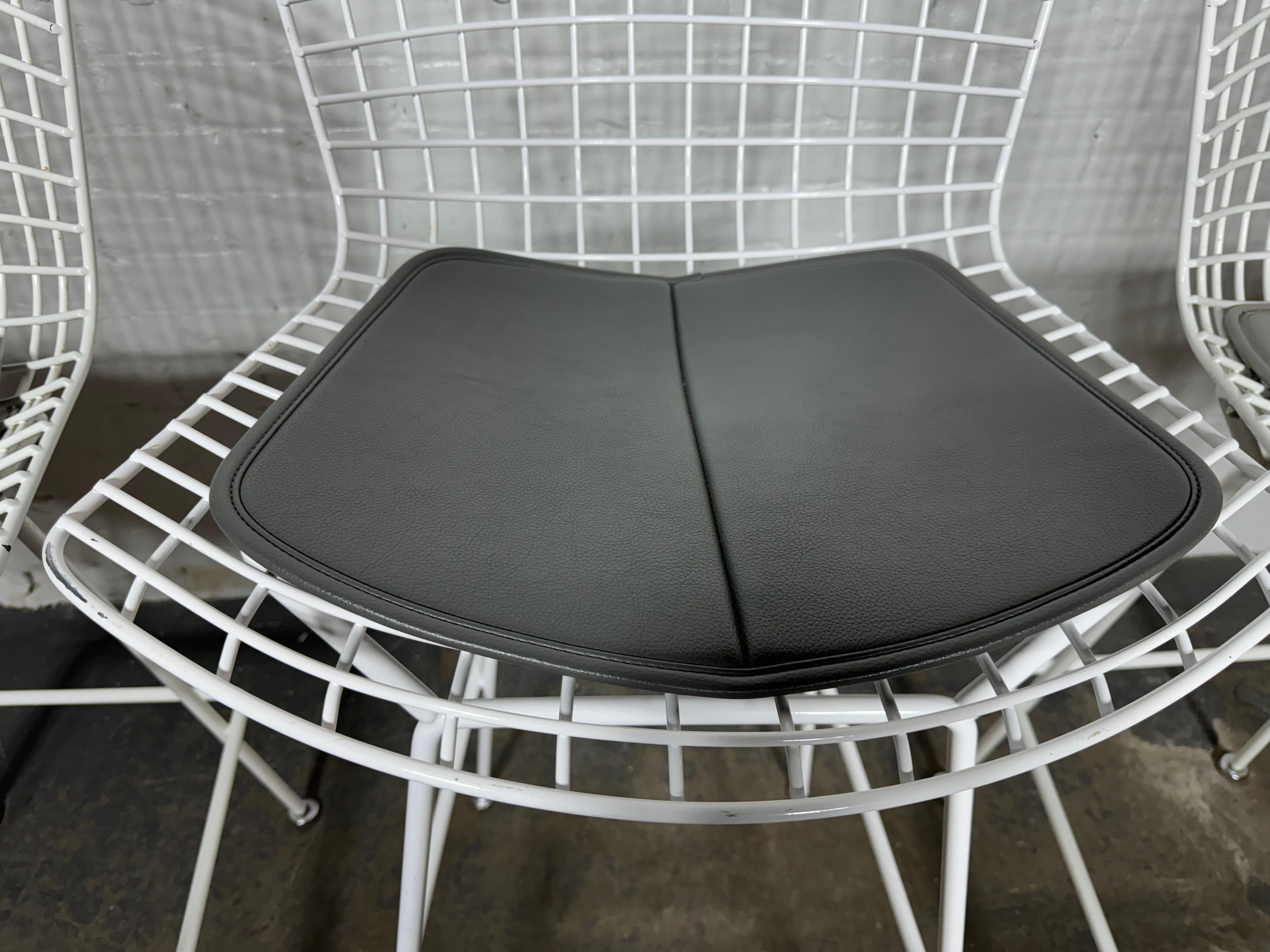 Classic Set of 3 Modernist  Bar/ counter  Stools by Harry Bertoia for Knoll For Sale 2