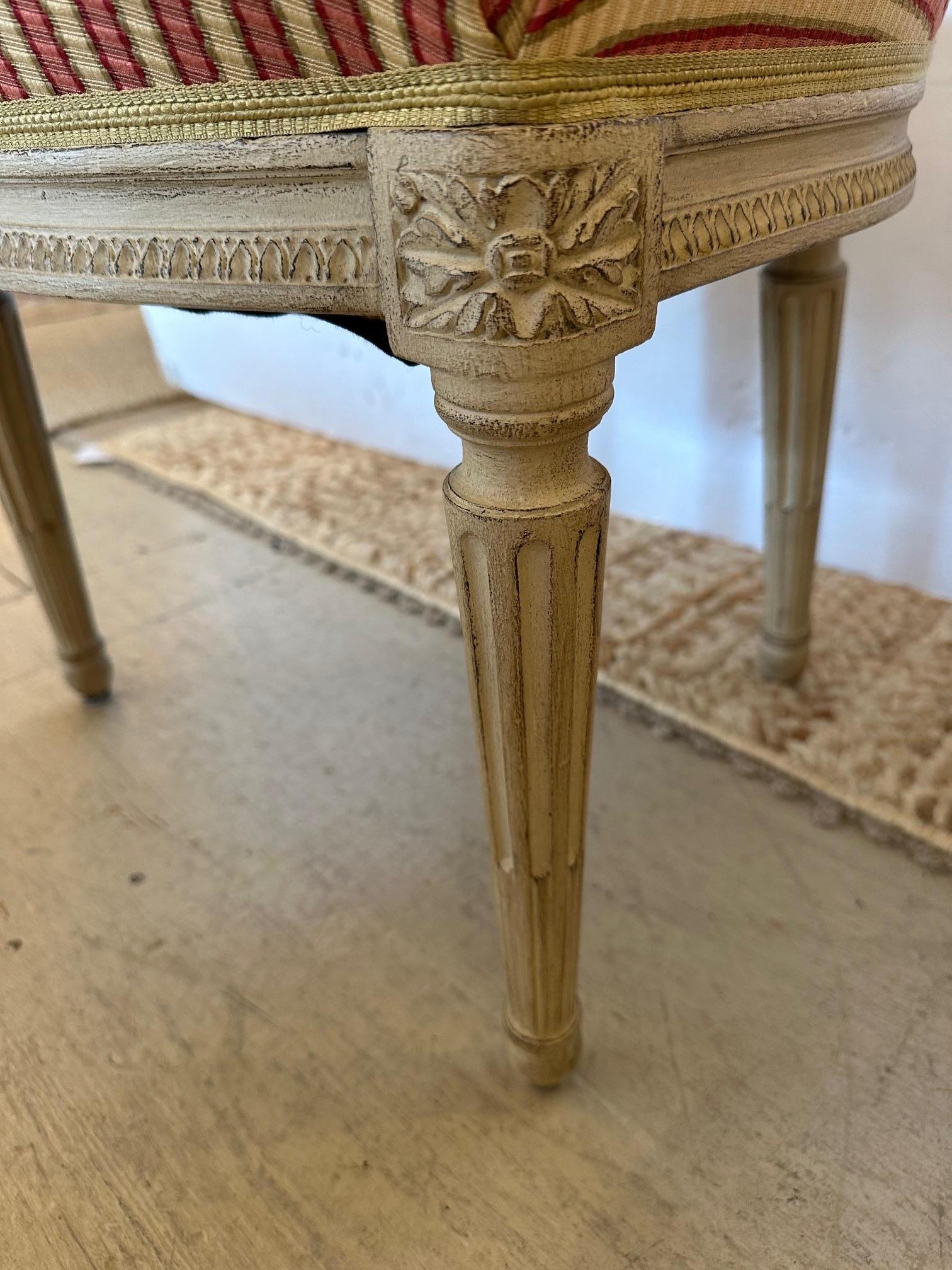 Classico set di 4 sedie da pranzo francesi in legno intagliato e dipinto in stile Luigi XVI, rivestite in tessuto color crema, rosa e marrone.
