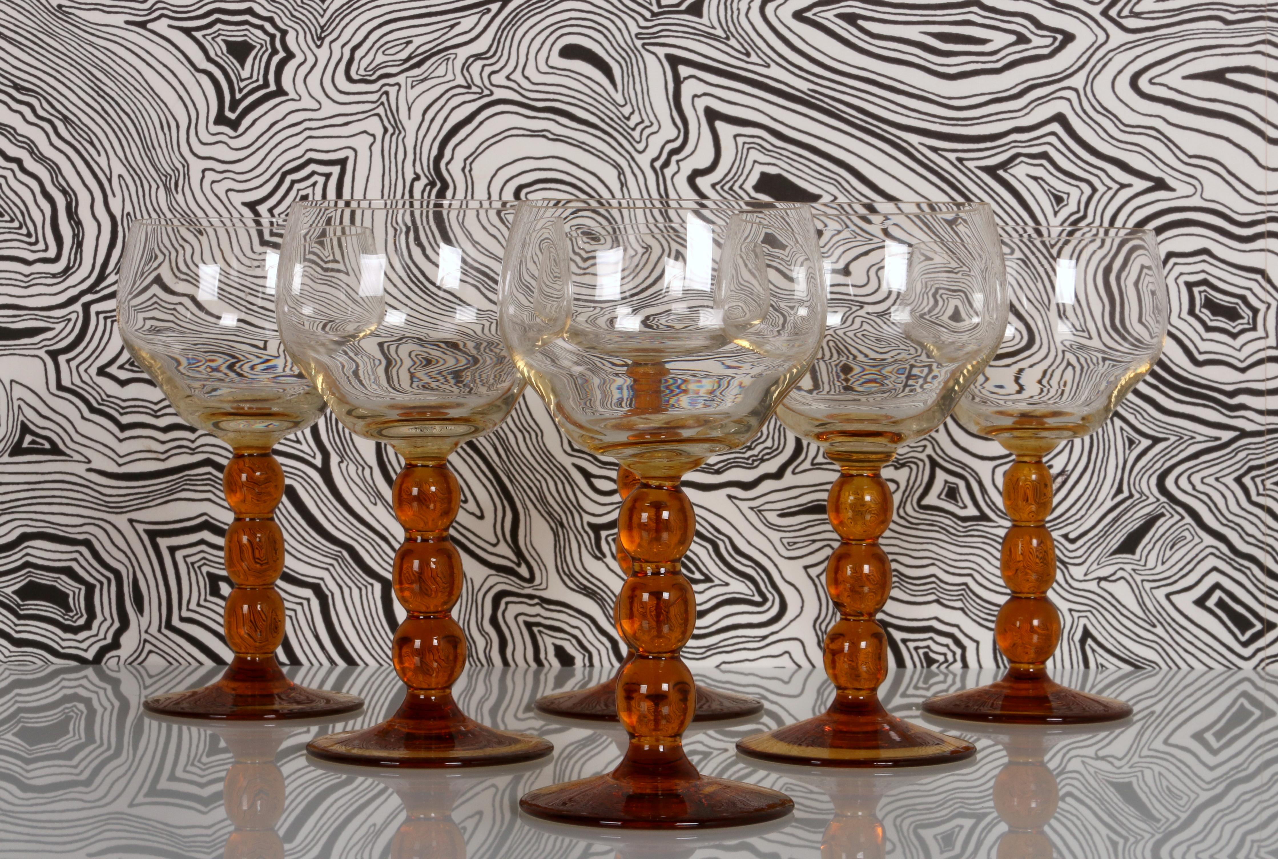 verres à vin art déco très classiques 
verre ambré 
Fabriqué en France ar. 1930 
en parfaite condition 
