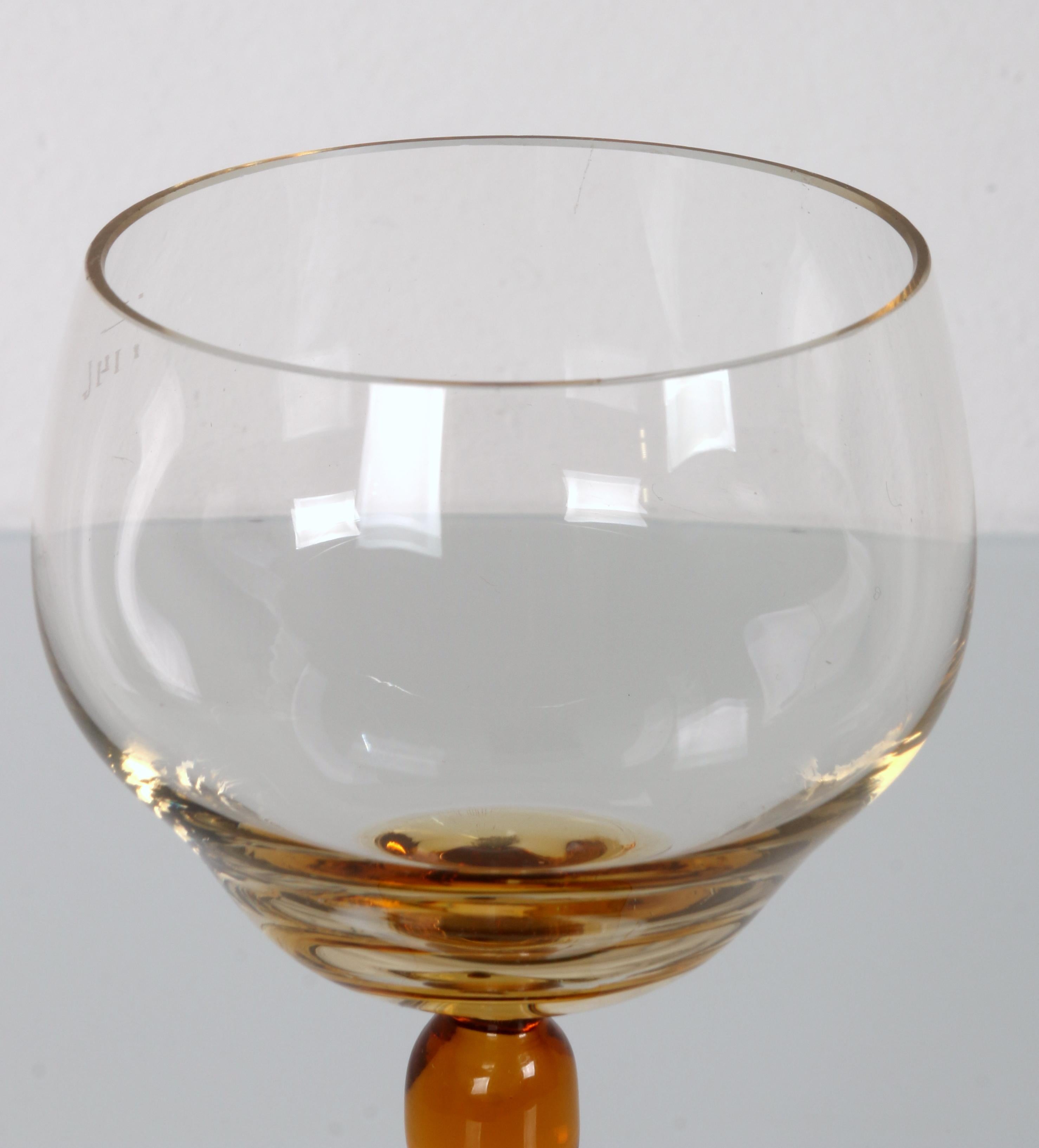 Milieu du XXe siècle Classic set of 6 beautiful mouth blown Art Deco wine glasses France amber glass en vente