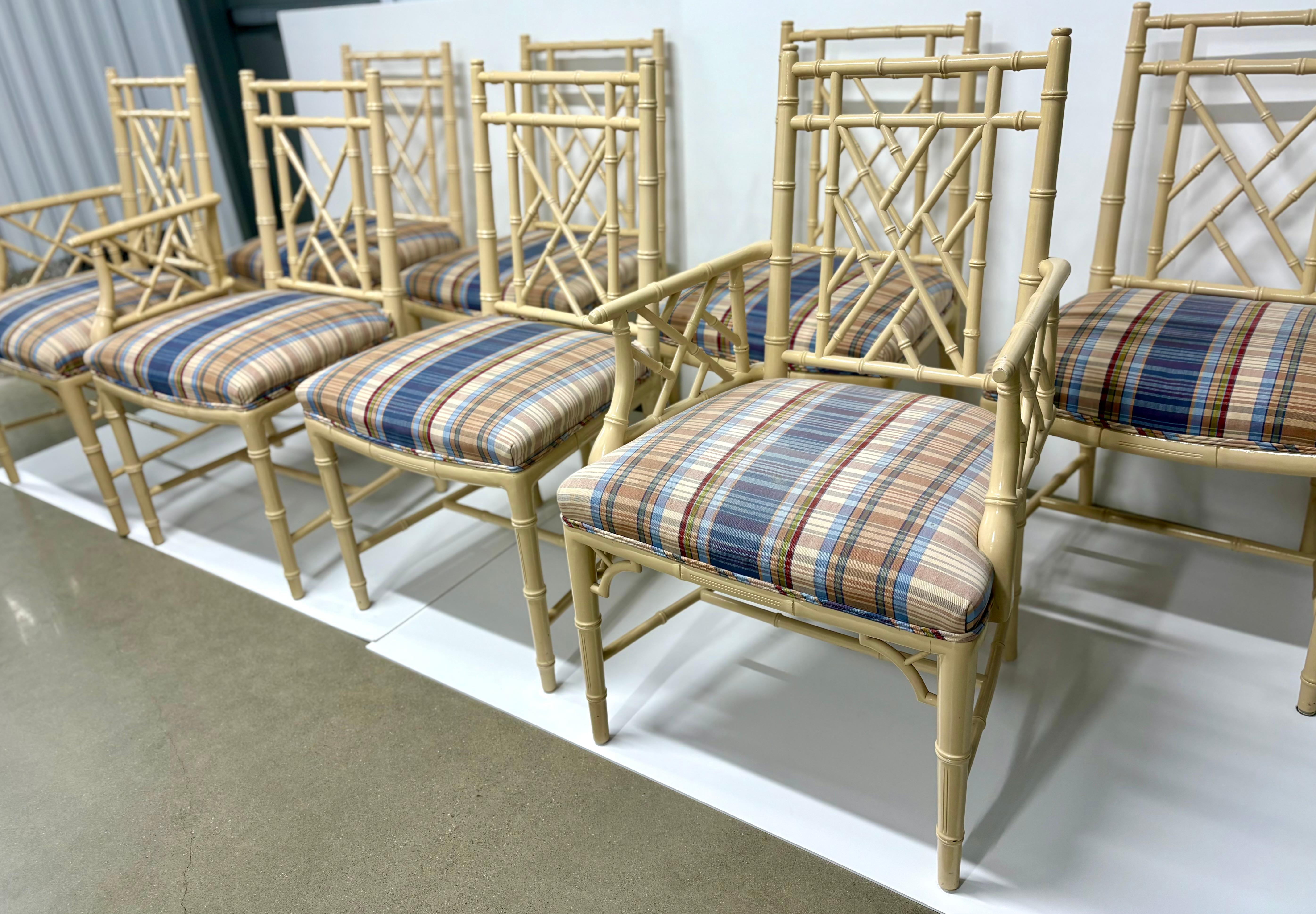 Juego de 8 sillas de comedor clásicas de estilo Chippendale de bambú sintético pintadas en color crema, 2 de brazo y 6 laterales, con asientos tapizados a cuadros.
37 h 24 w 21 d 19 s/h  26,5 a/h