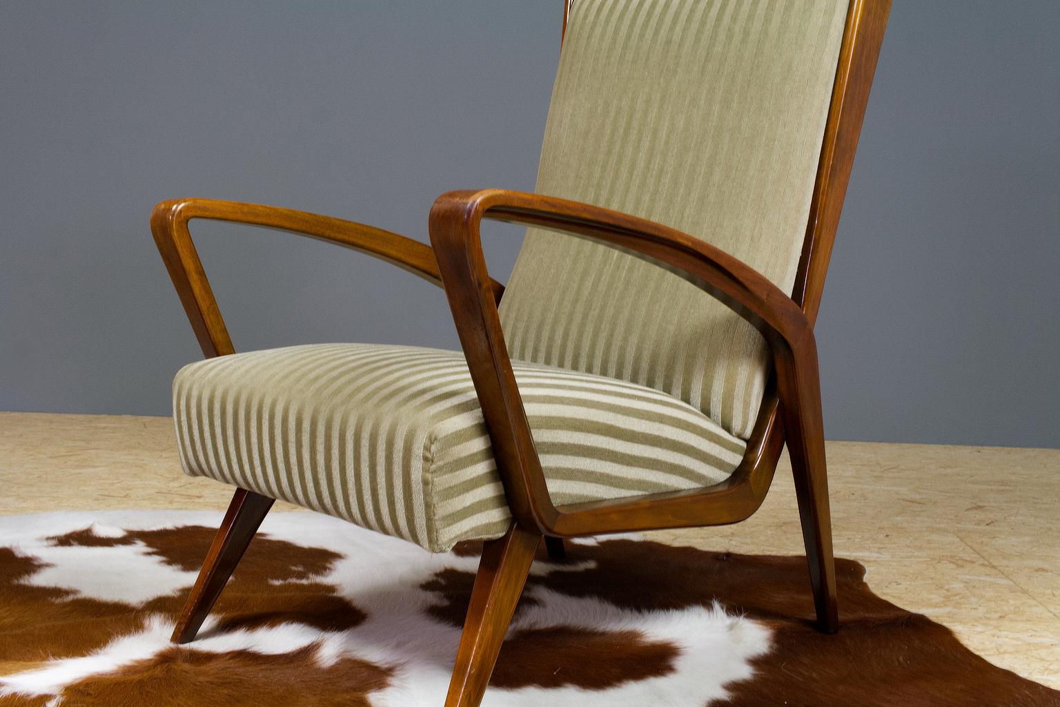 Classic set of Chairs in Walnut and Velvet by A.A.Patijn Art Deco, 1950s For Sale 1