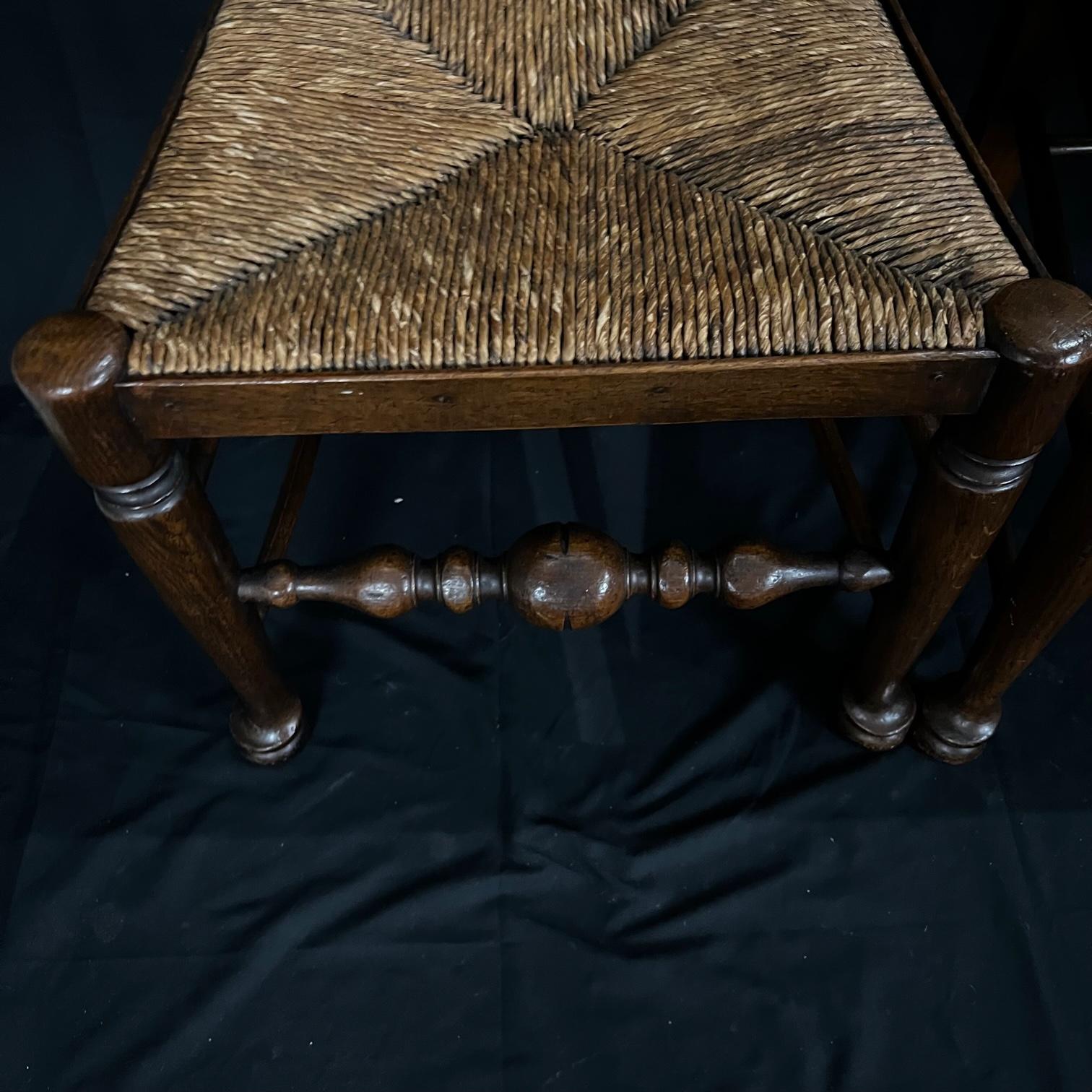 Classico set di quattro sedie da pranzo in quercia intagliata British Oak dei primi del XIX secolo in vendita 4