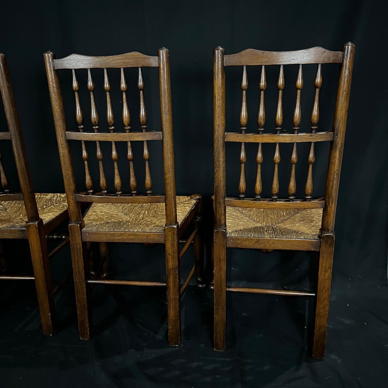 Classico set di quattro sedie da pranzo in quercia intagliata British Oak dei primi del XIX secolo in vendita 6
