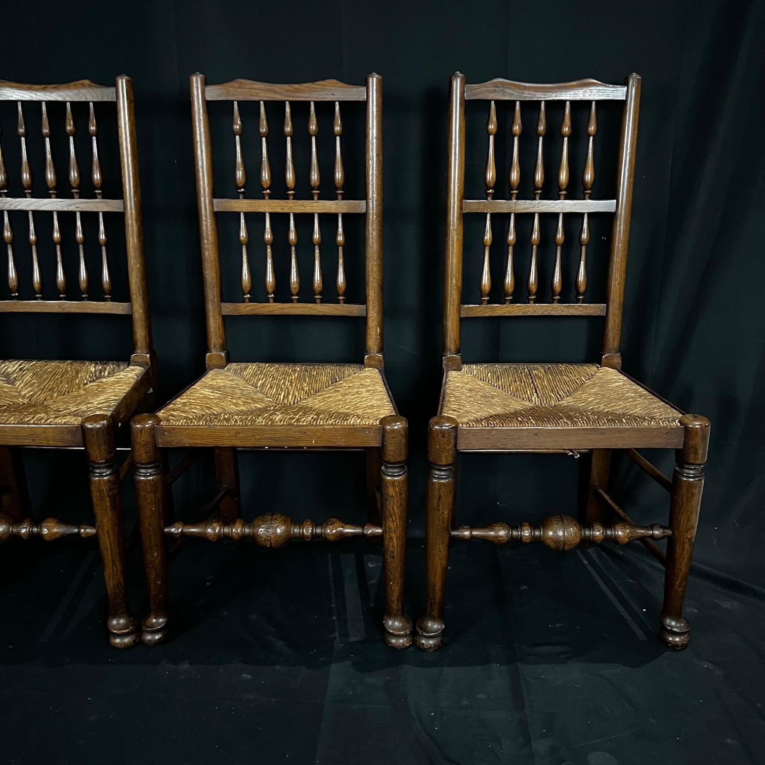 Rush Classic Set of Four Early 19th Century Carved Oak British Dining Side Chairs For Sale