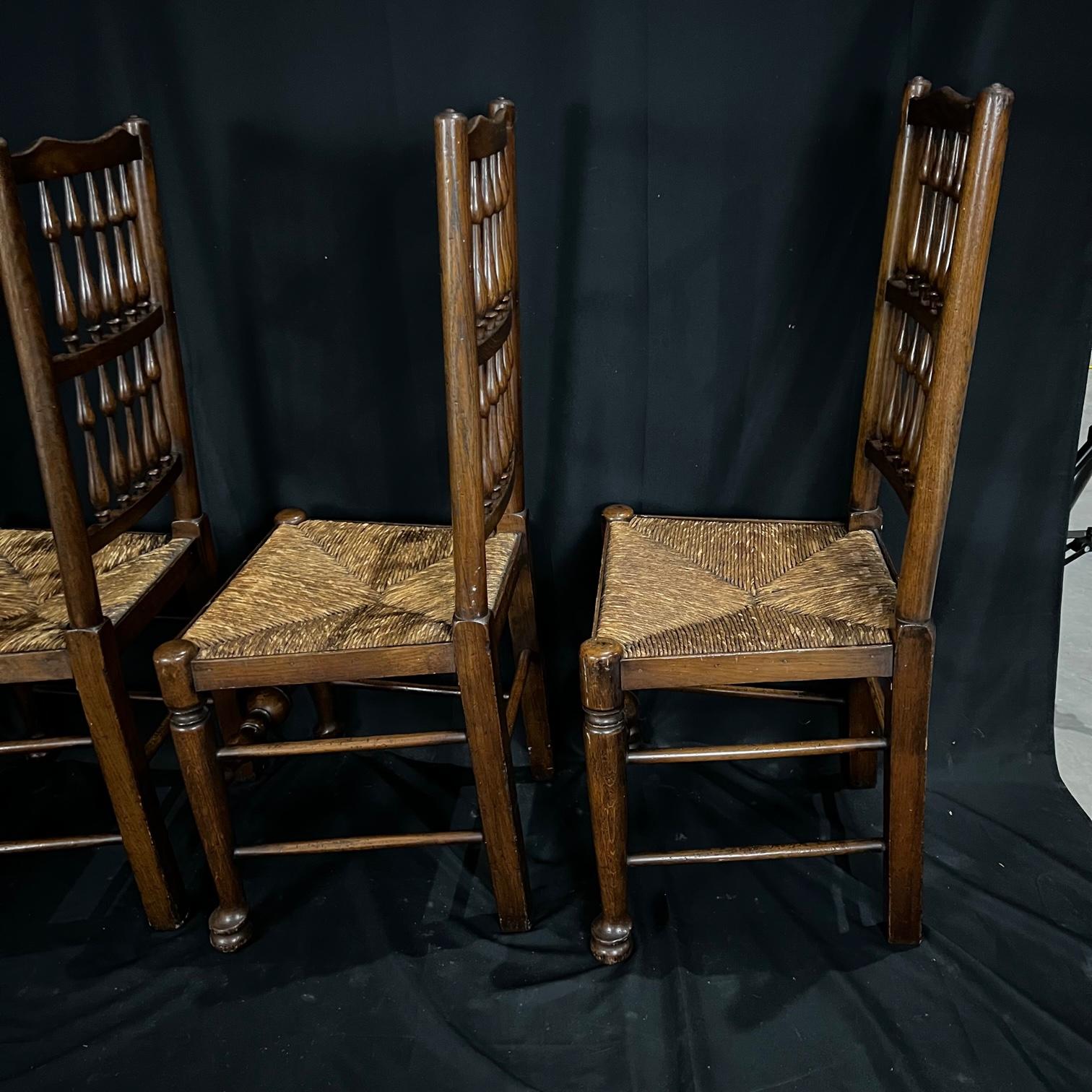 Classic Set of Four Early 19th Century Carved Oak British Dining Side Chairs For Sale 4
