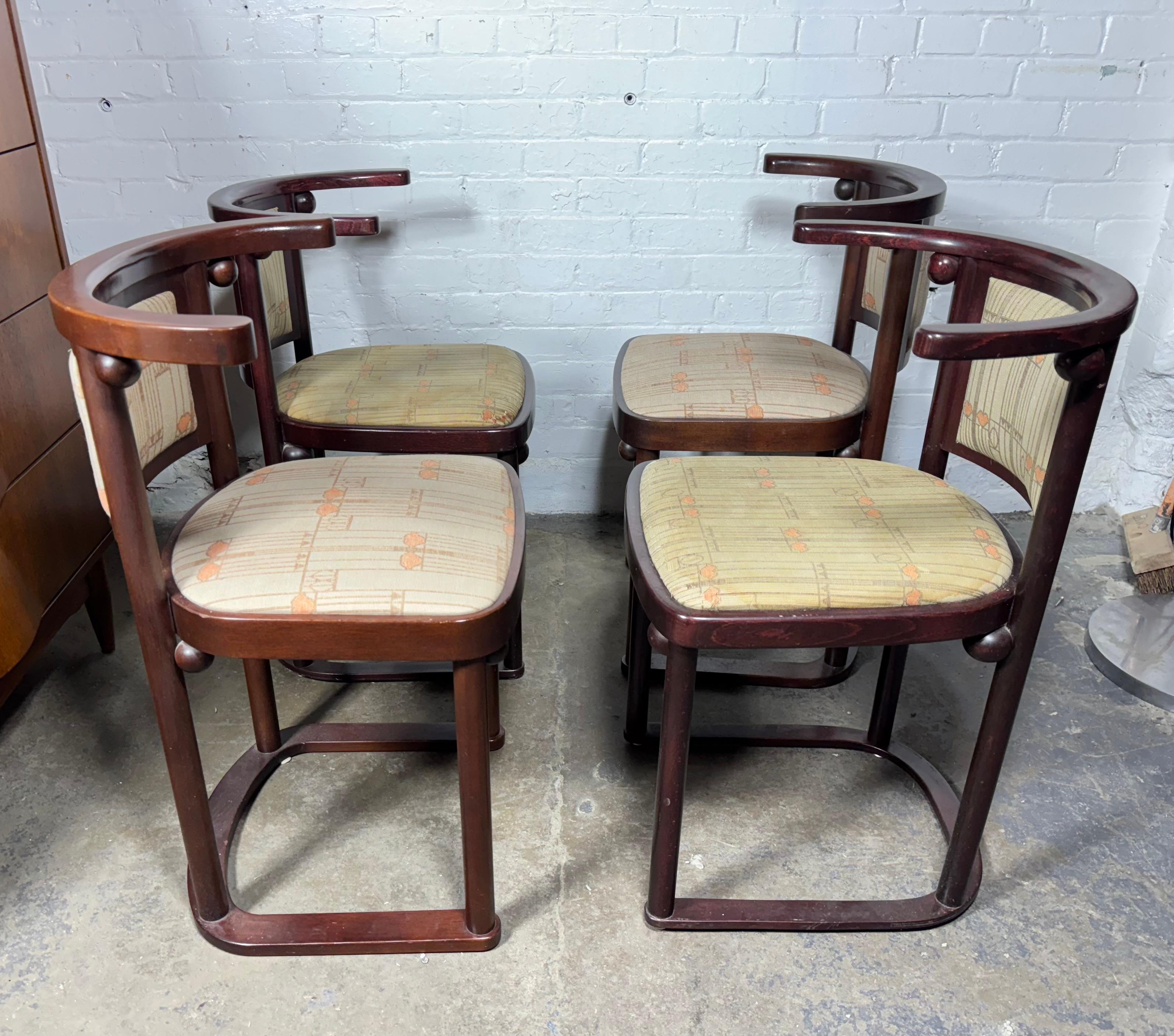 Set classico di quattro sedie Fledermaus di Josef Hoffmann per Wittmann. Sedie Fledermaus di Josef Hoffmann d'epoca. Conservano il distintivo/etichetta originale di Wittmann in metallo. 

Disegnata nel 1906 da Josef Hoffmann per la Wiener Werkstatte