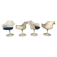 Klassischer Satz von vier Vintage Eero Saarinen Tulip Chair Swivel:: Early Knoll Labels