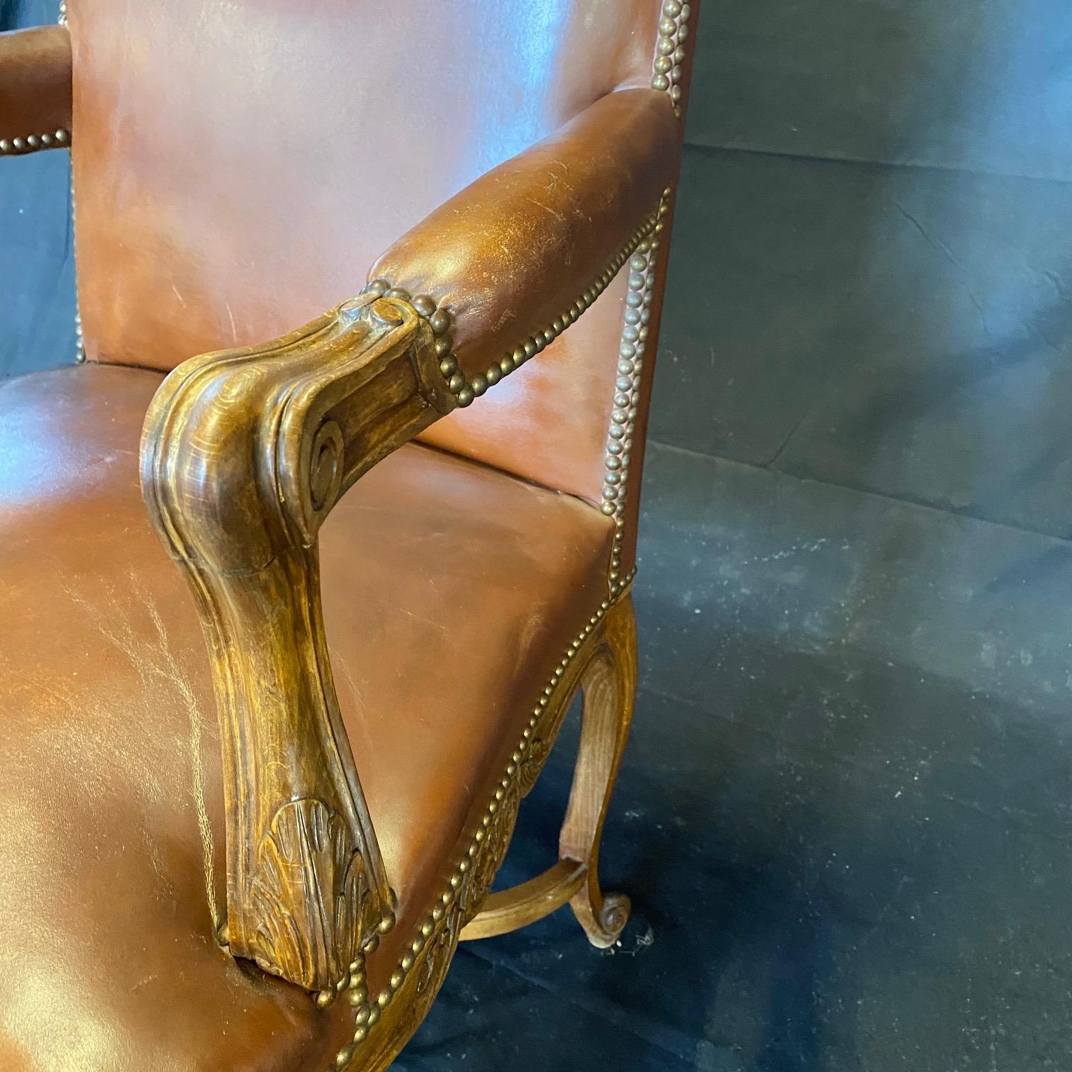 Set aus drei französischen Bergere-Sesseln aus geschnitztem Holz und Leder im Angebot 6