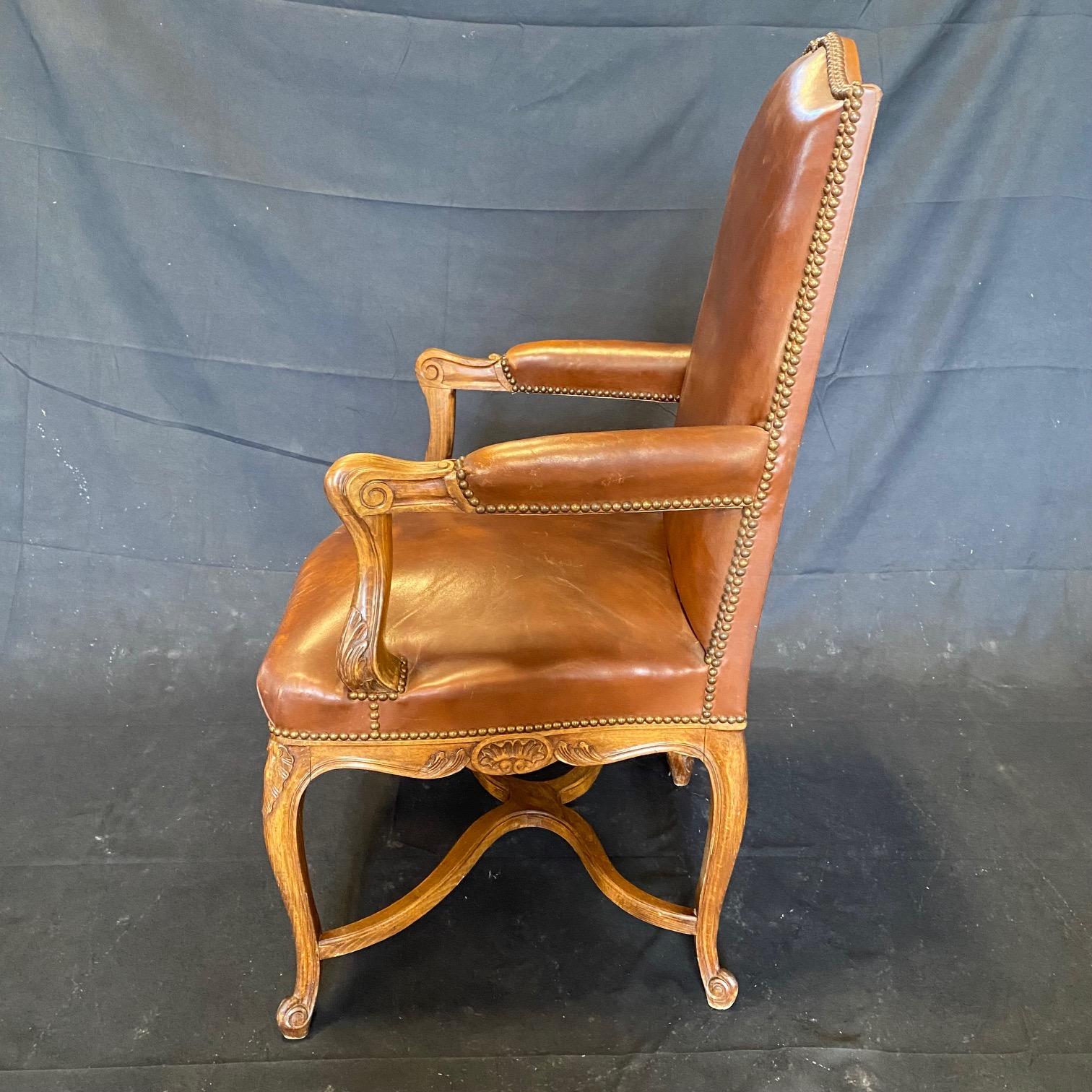 Set aus drei französischen Bergere-Sesseln aus geschnitztem Holz und Leder im Angebot 7