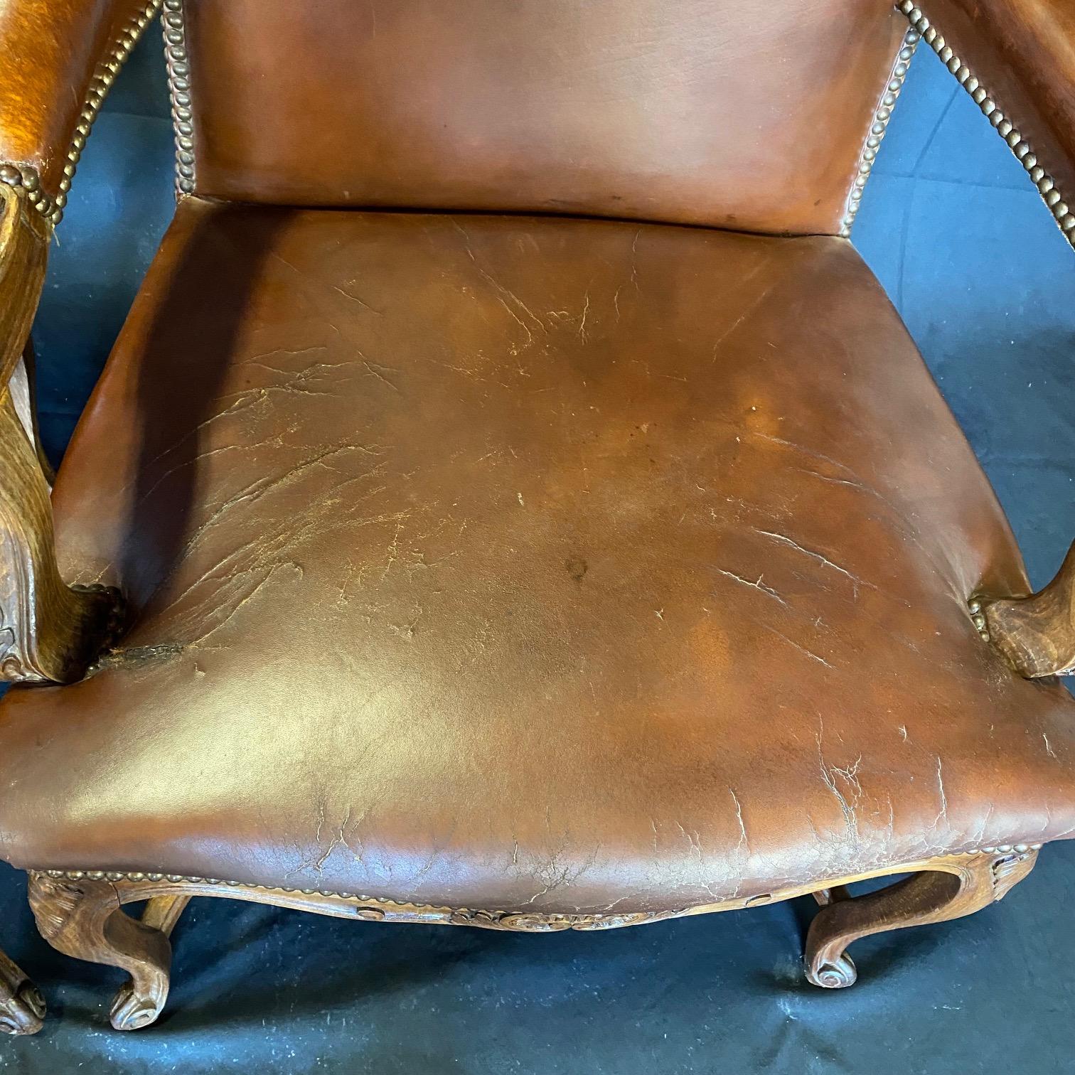 Set classico di tre poltrone francesi in legno intagliato e pelle Bergere in vendita 8