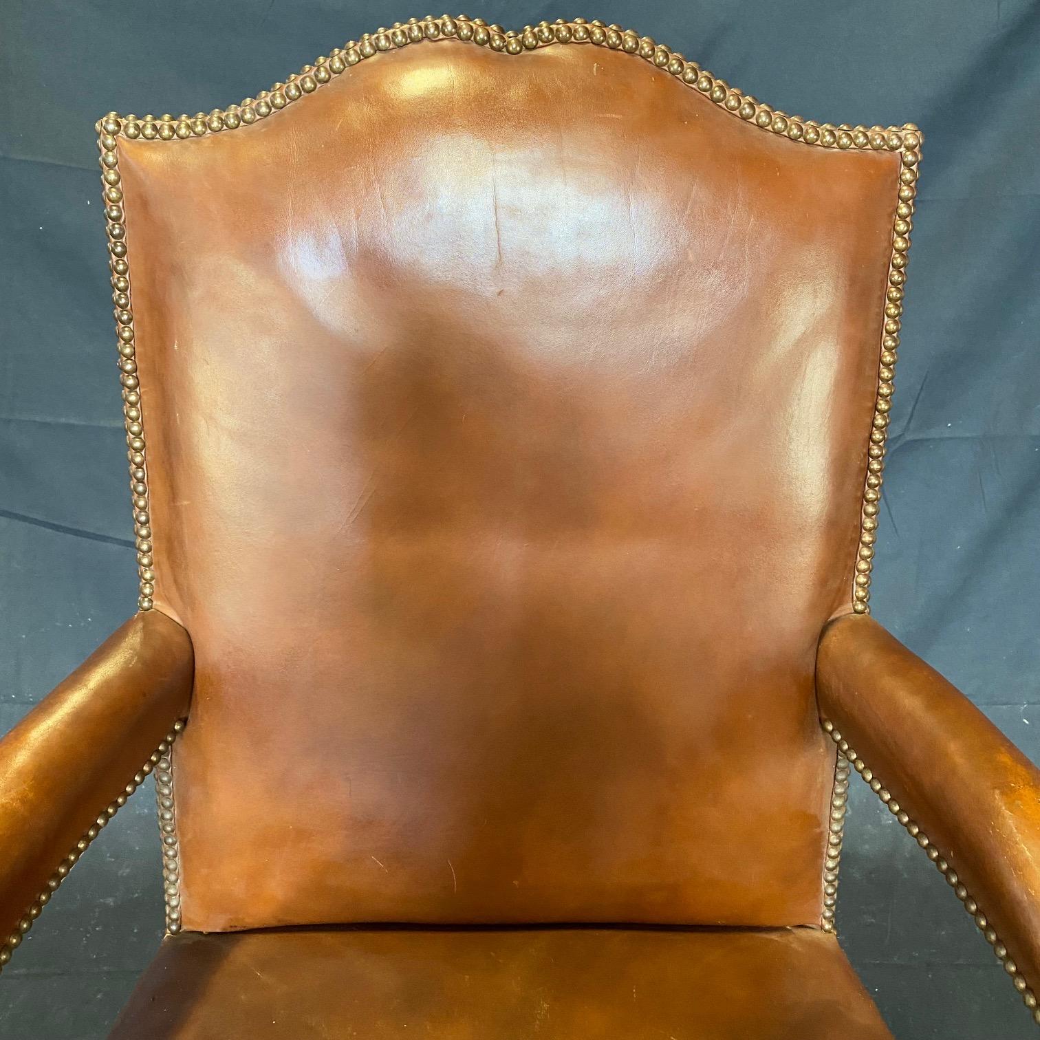 Set aus drei französischen Bergere-Sesseln aus geschnitztem Holz und Leder (Französisch) im Angebot