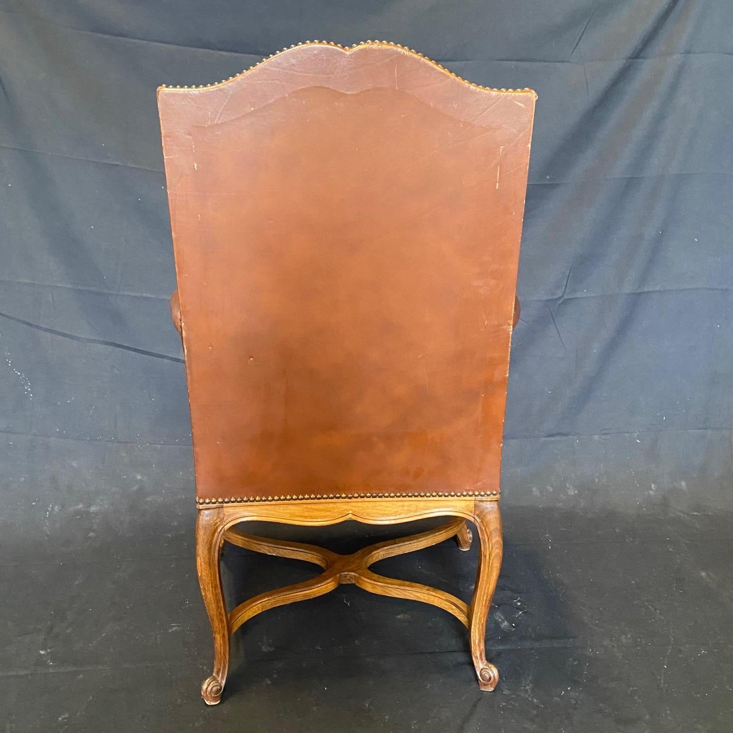 Set aus drei französischen Bergere-Sesseln aus geschnitztem Holz und Leder im Zustand „Gut“ im Angebot in Hopewell, NJ