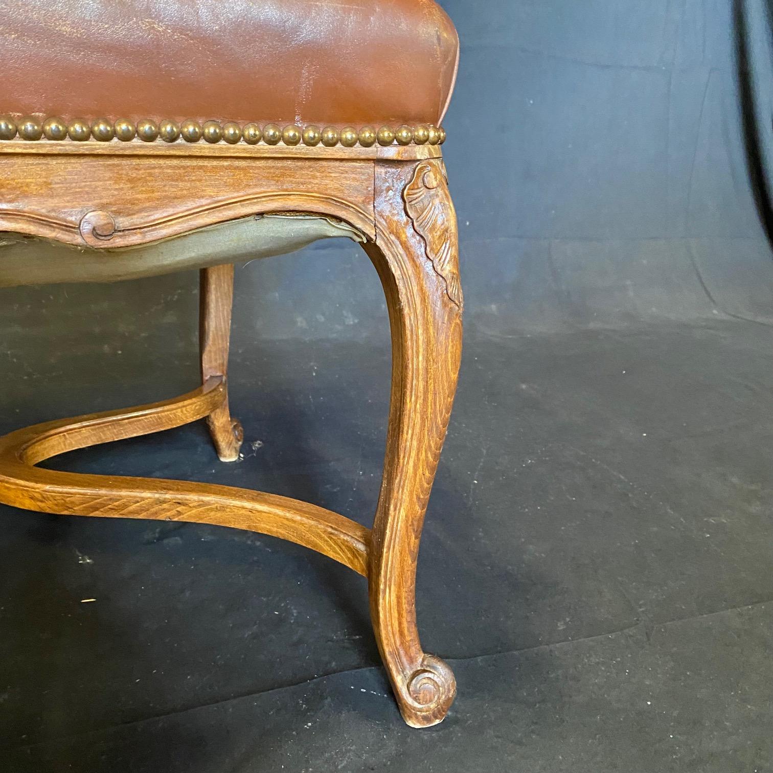 Set aus drei französischen Bergere-Sesseln aus geschnitztem Holz und Leder im Angebot 1