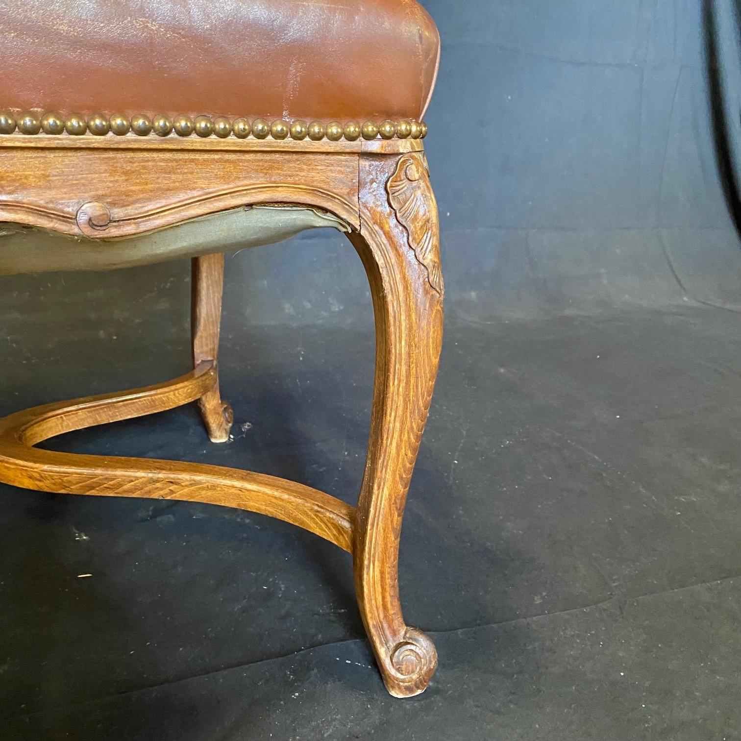 Pelle Set classico di tre poltrone francesi in legno intagliato e pelle Bergere in vendita