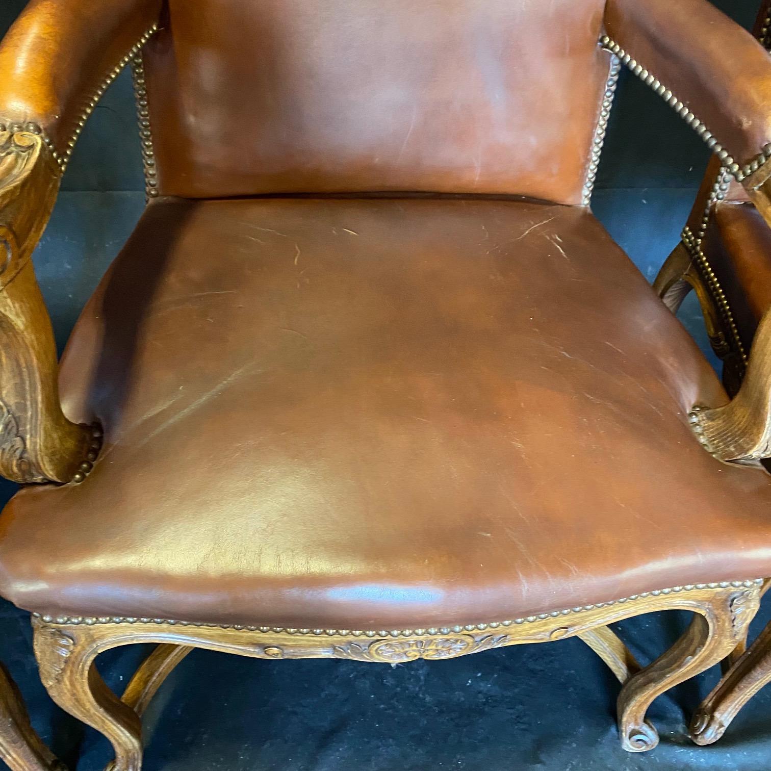 Set aus drei französischen Bergere-Sesseln aus geschnitztem Holz und Leder im Angebot 2