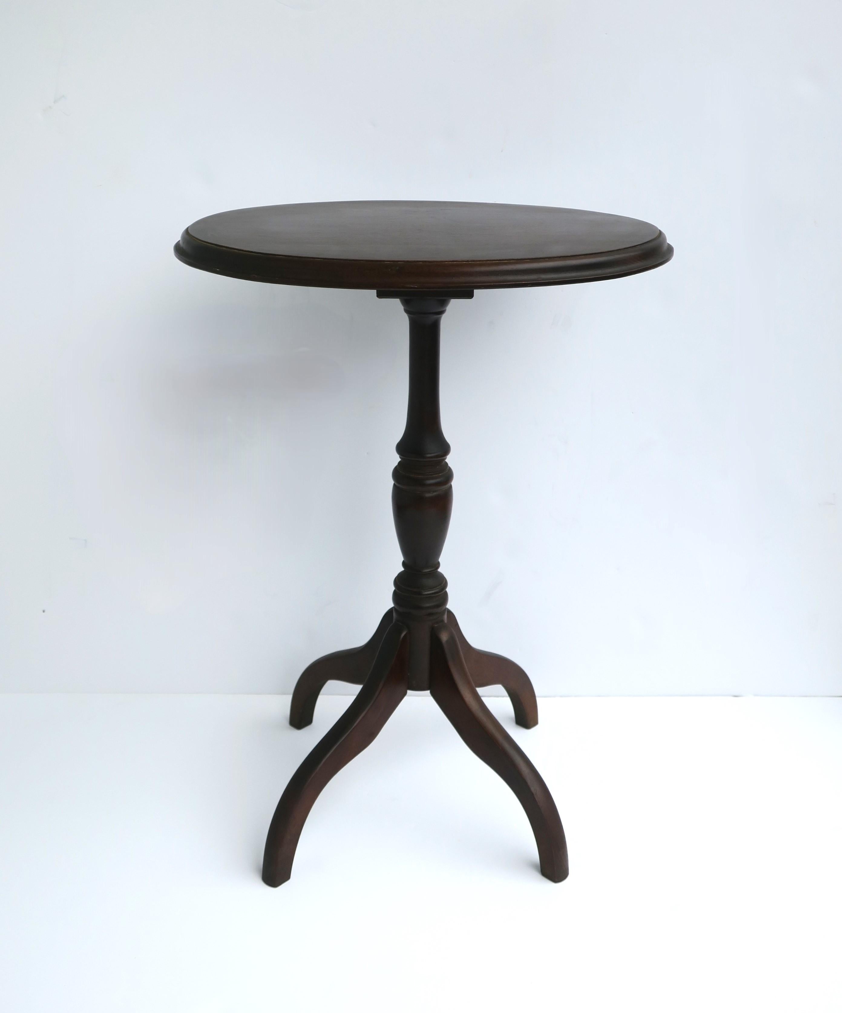 Classic Side Drinks Table Queen Anne Style  In Good Condition For Sale In New York, NY
