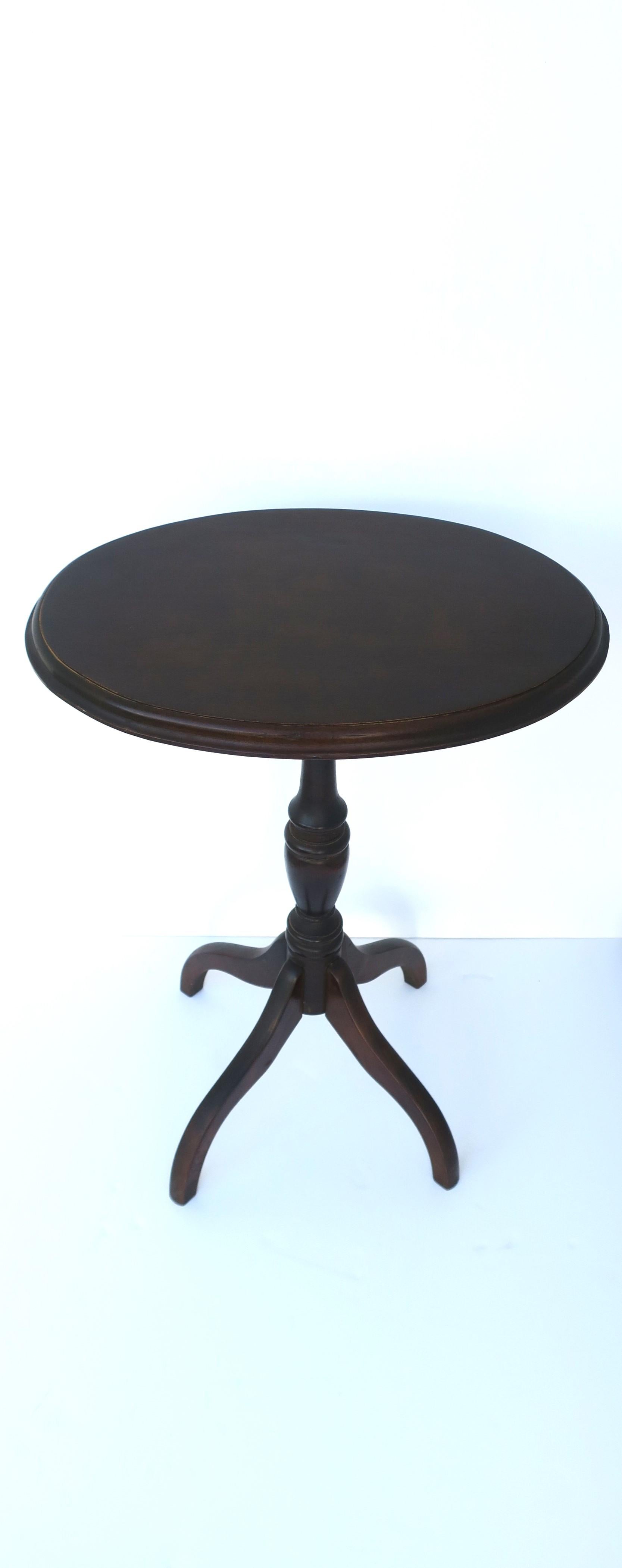 20th Century Classic Side Drinks Table Queen Anne Style  For Sale