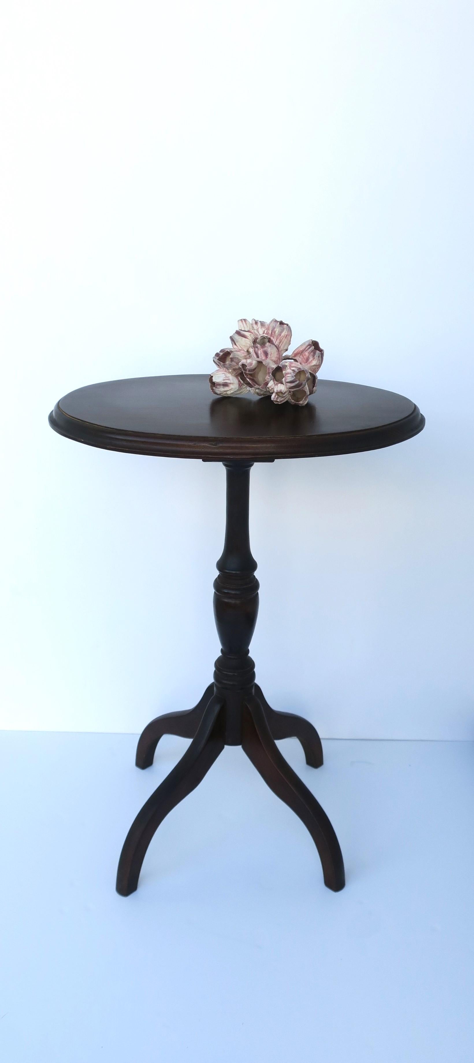 Wood Classic Side Drinks Table Queen Anne Style  For Sale