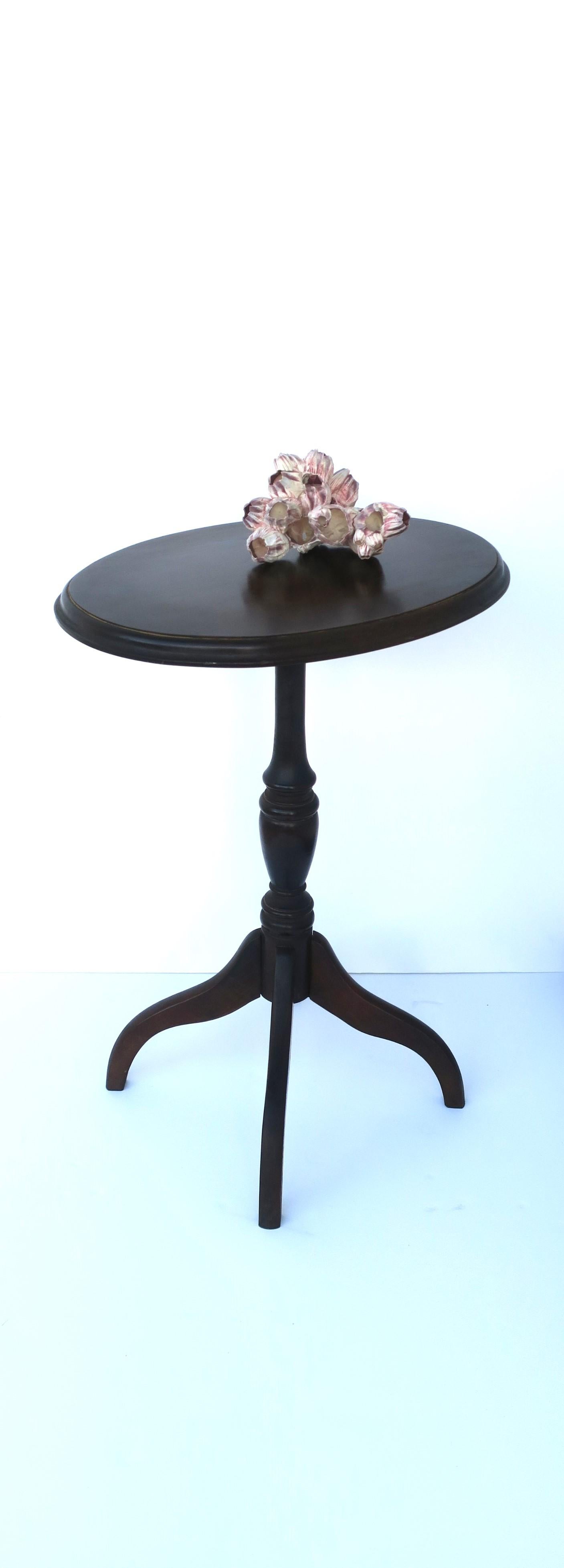 Classic Side Drinks Table Queen Anne Style  For Sale 1