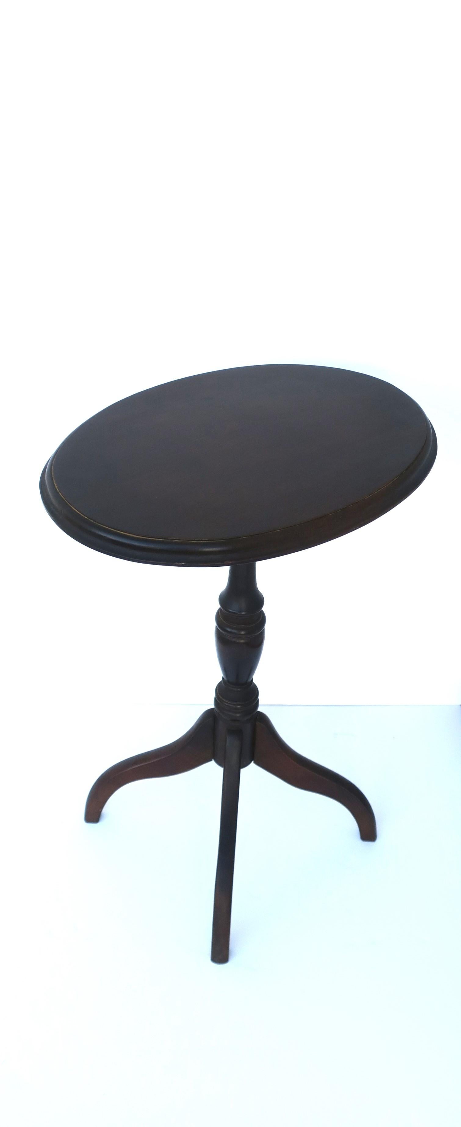 Classic Side Drinks Table Queen Anne Style  For Sale 3