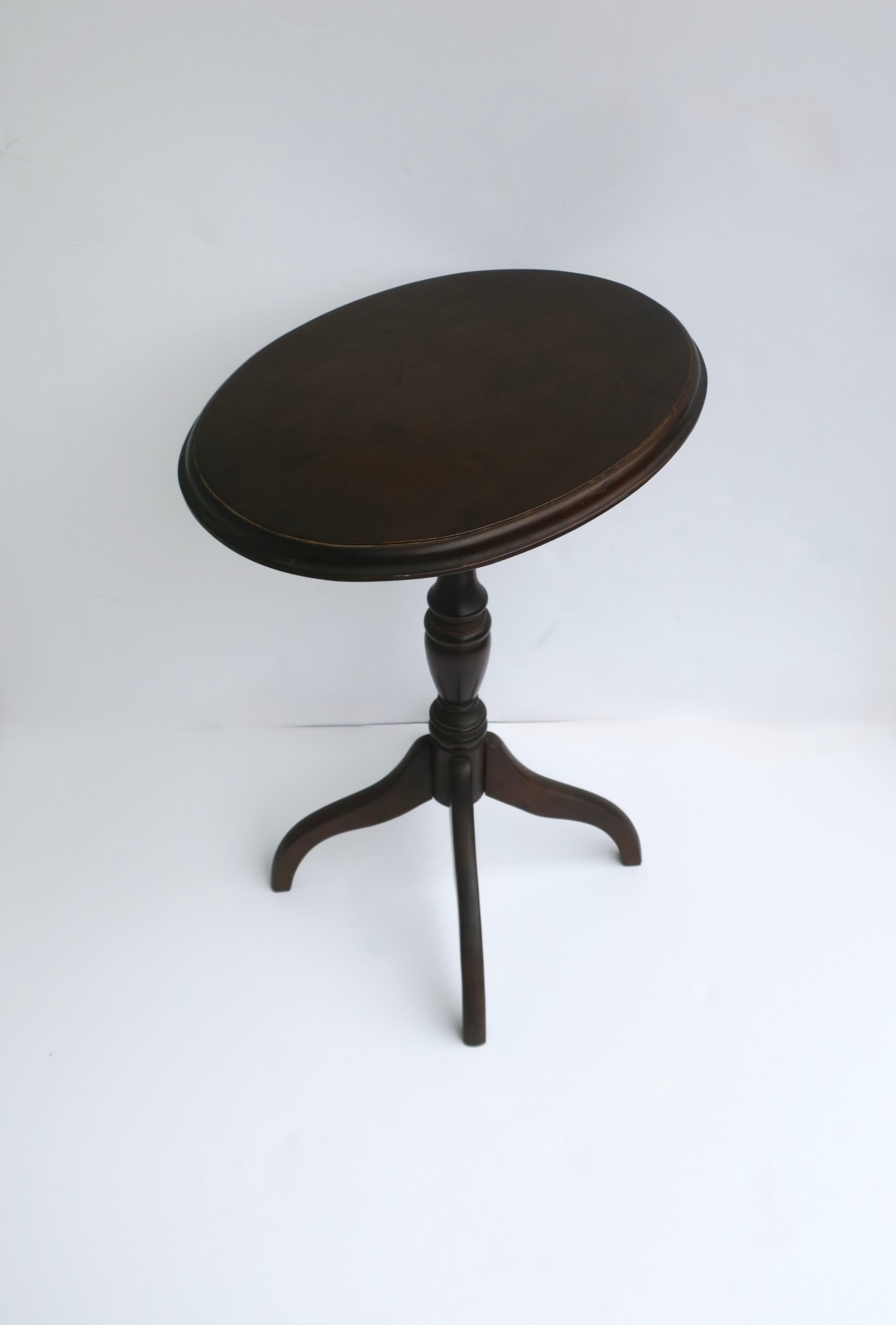Classic Side Drinks Table Queen Anne Style  For Sale 2