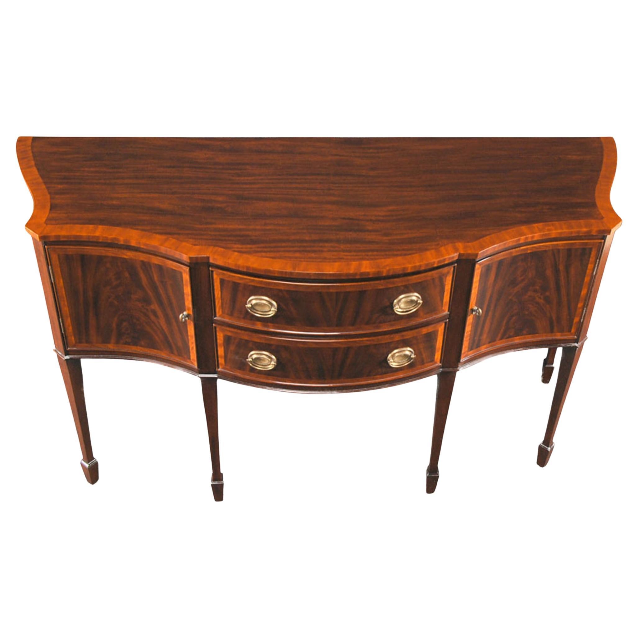 Il nostro buffet più venduto, questa credenza classica ha tutto ciò che serve: un design sofisticato e un pratico spazio di archiviazione. Il frontale a forma di serpentina è un elemento di design in stile antico e questa forma è evidenziata nella