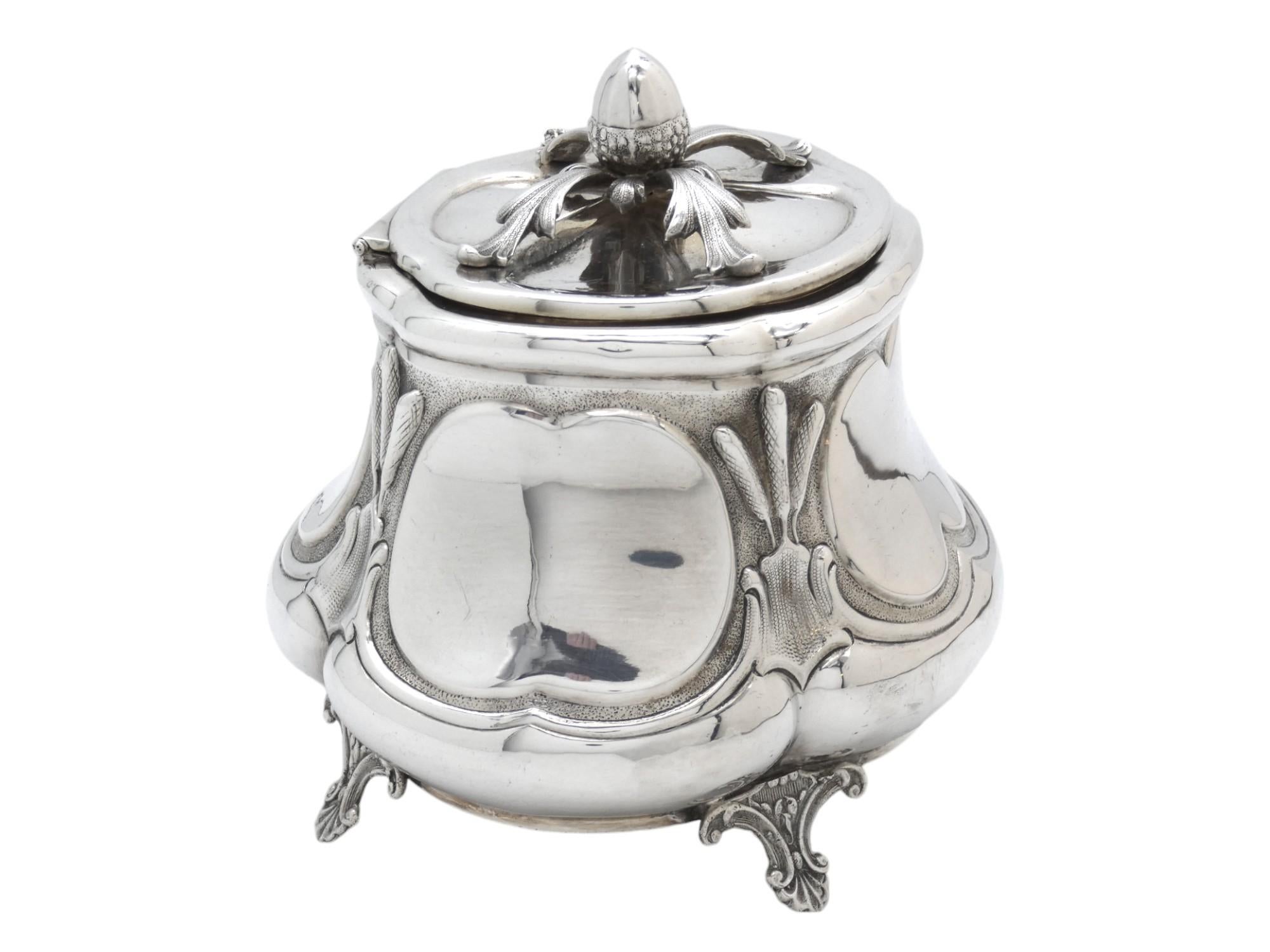 Questo classico contenitore per etrog in argento proveniente dalla Polonia, risalente alla seconda metà del XIX secolo, è un bellissimo esempio di arte cerimoniale ebraica. Questo contenitore, progettato per contenere l'etrog (un frutto di cedro