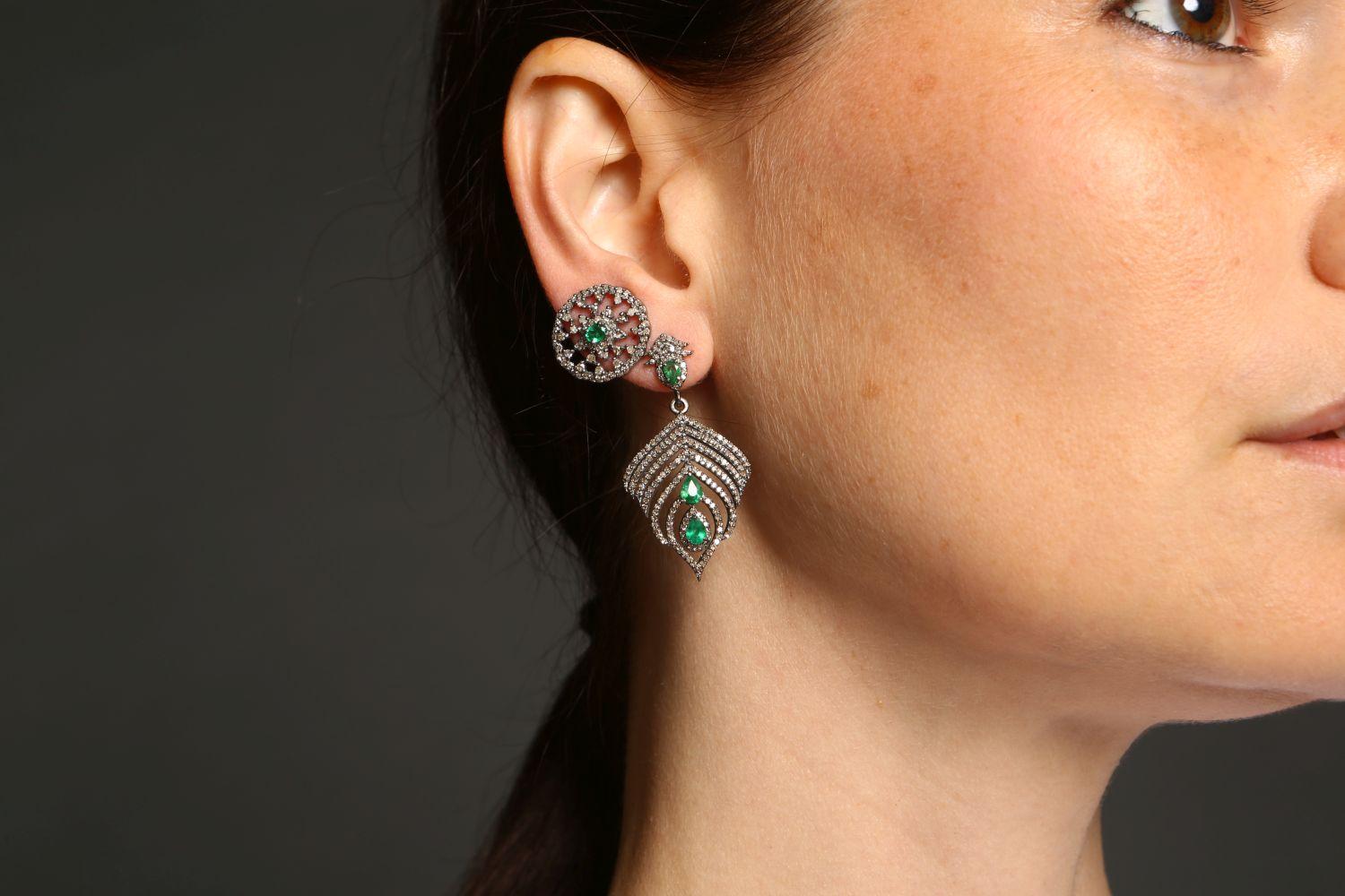 Un paio di borchie mandala splendidamente realizzate in argento e oro, con diamanti e smeraldi. Perfetto da indossare tutti i giorni o per un'occasione speciale! Tieni presente che potrebbero esserci leggere variazioni nella caratura, nel colore e